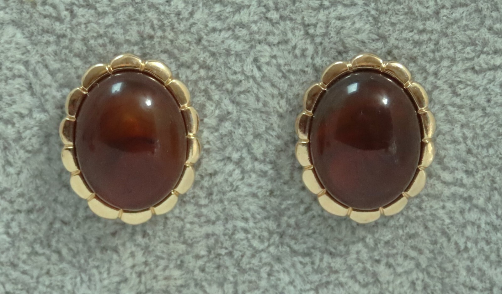 Unsigned Vintage Avon Turtle Bay Pierced Earrings