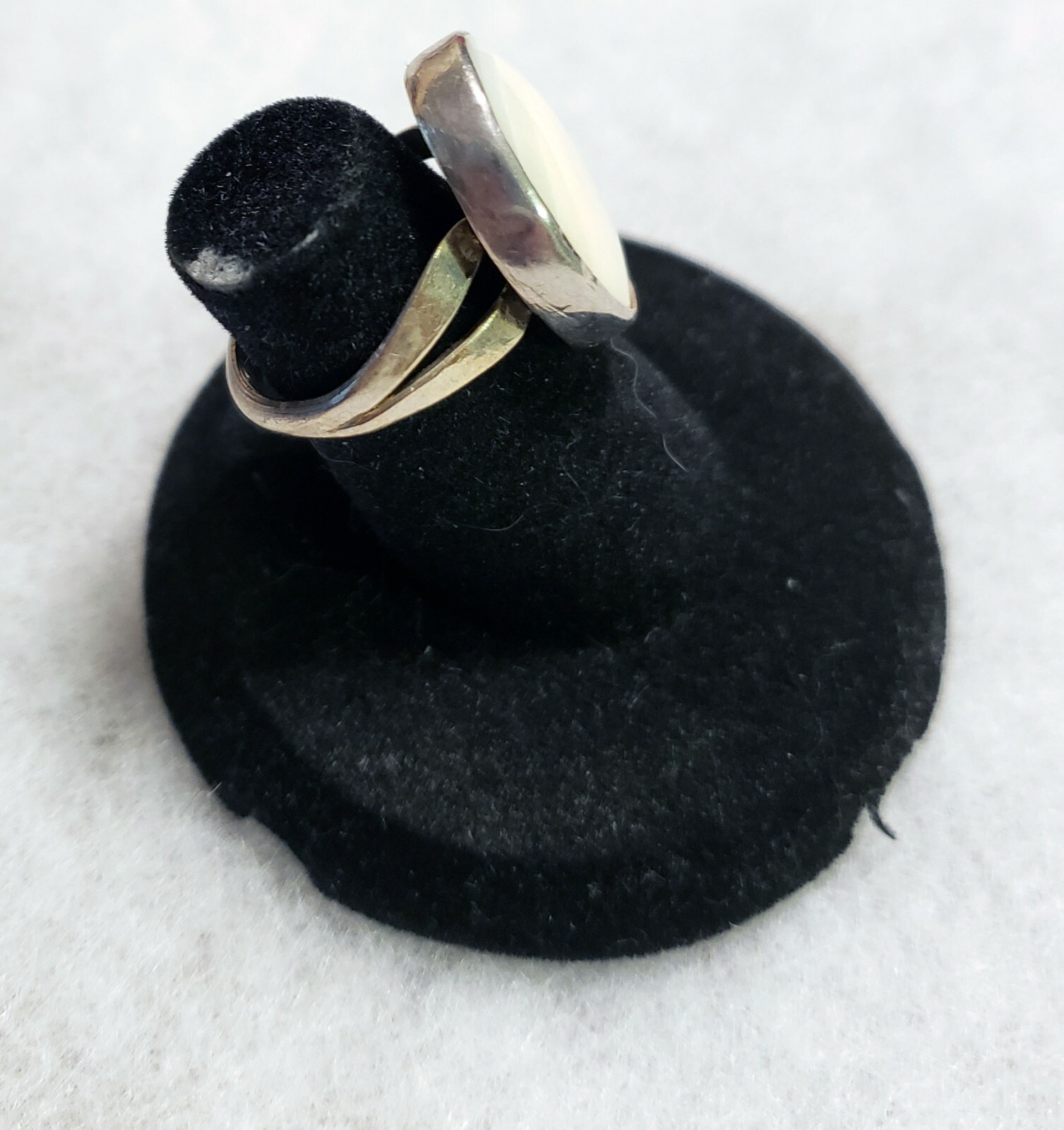 UNBRANDED SILVER/NICKEL SILVER (?) OVAL MOTHER OF PEARL RING SIZE 4.25