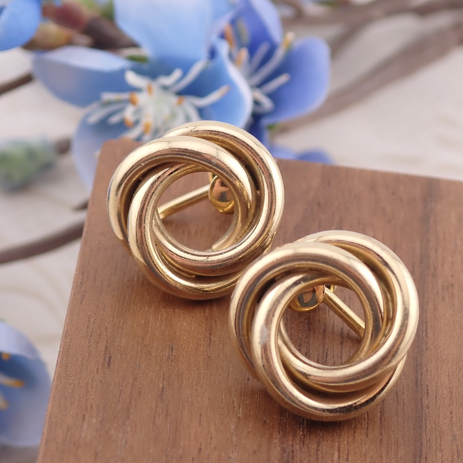 Vintage Winard 12k Gold Filled Knot Screw Back Earrings Weighs 3.9 grams