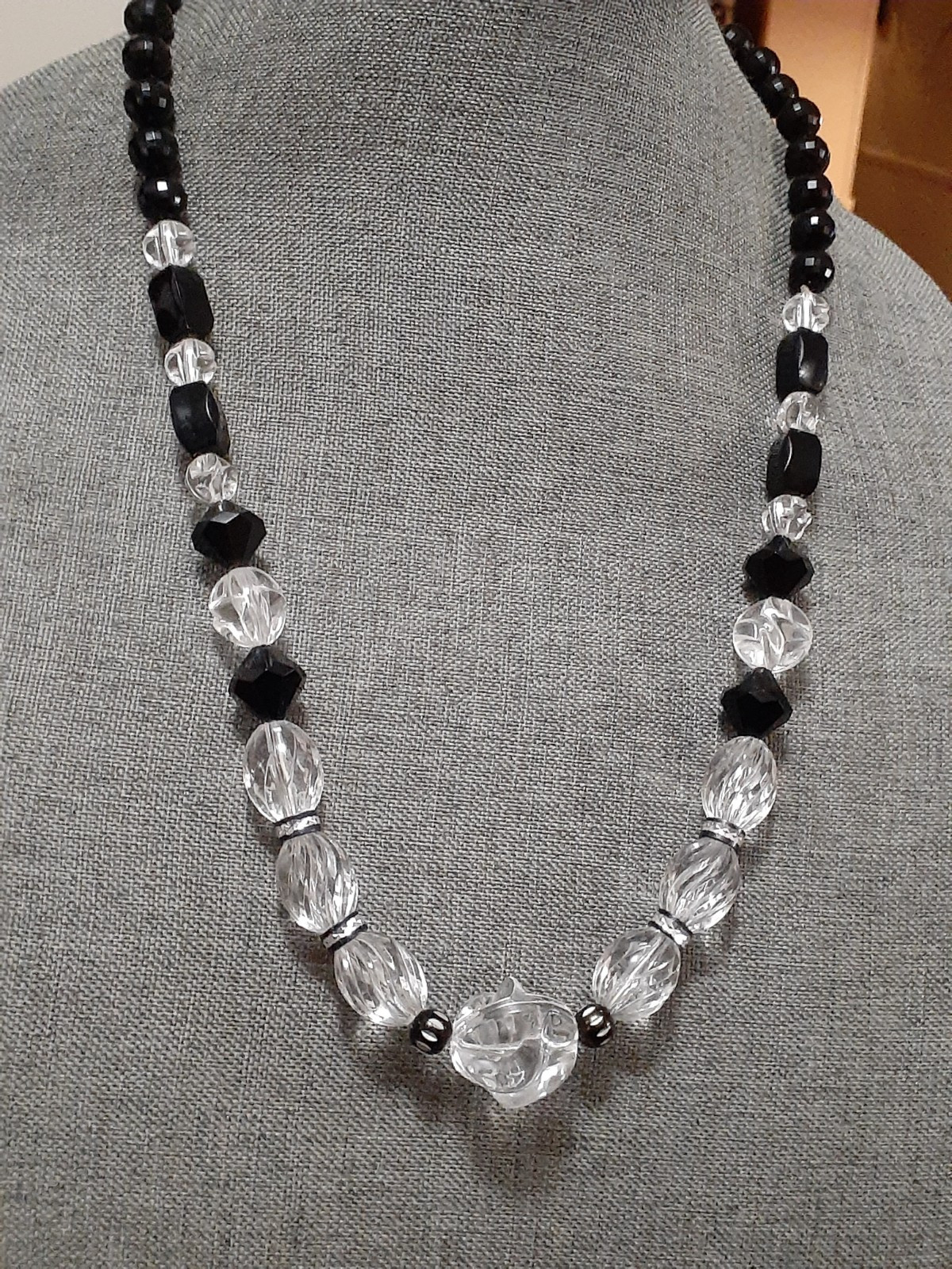Vintage black & clear lucite bead chunky necklace w/rondelle spacer beads 25″