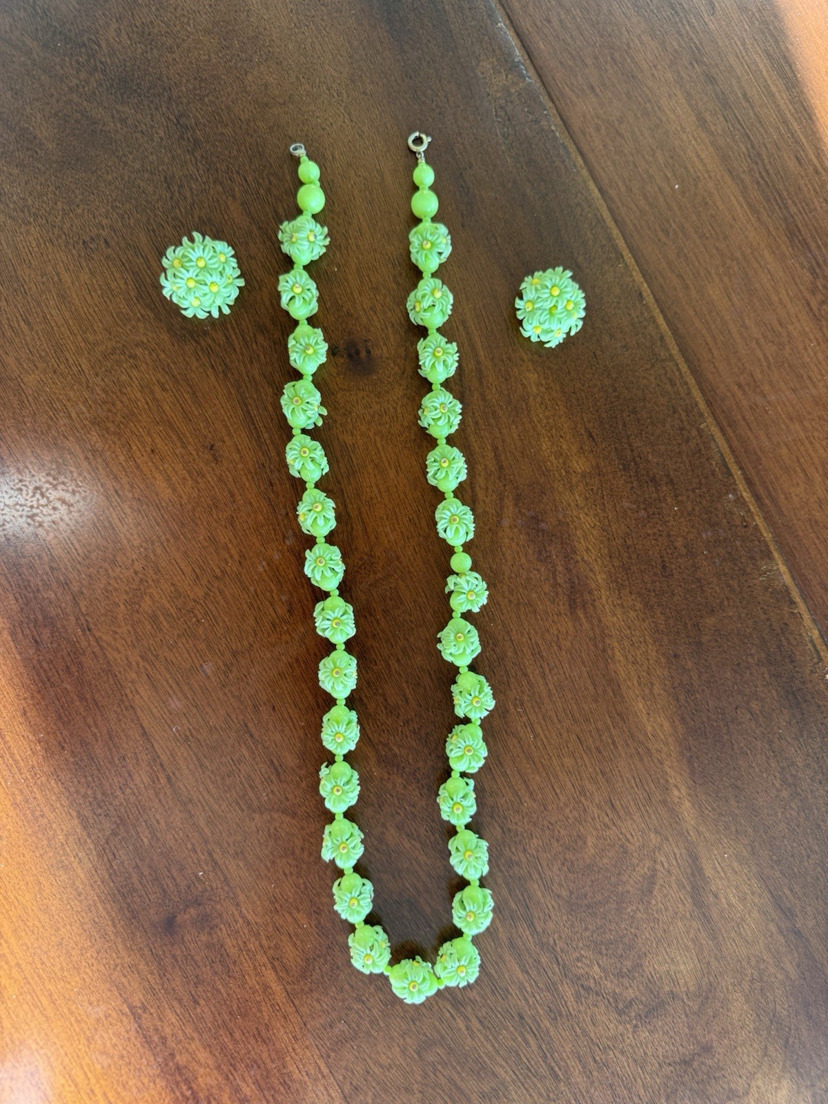 50’s 60’s Vtg Electric Apple Green Plastic Daisy Necklace Clip On Earrings Set