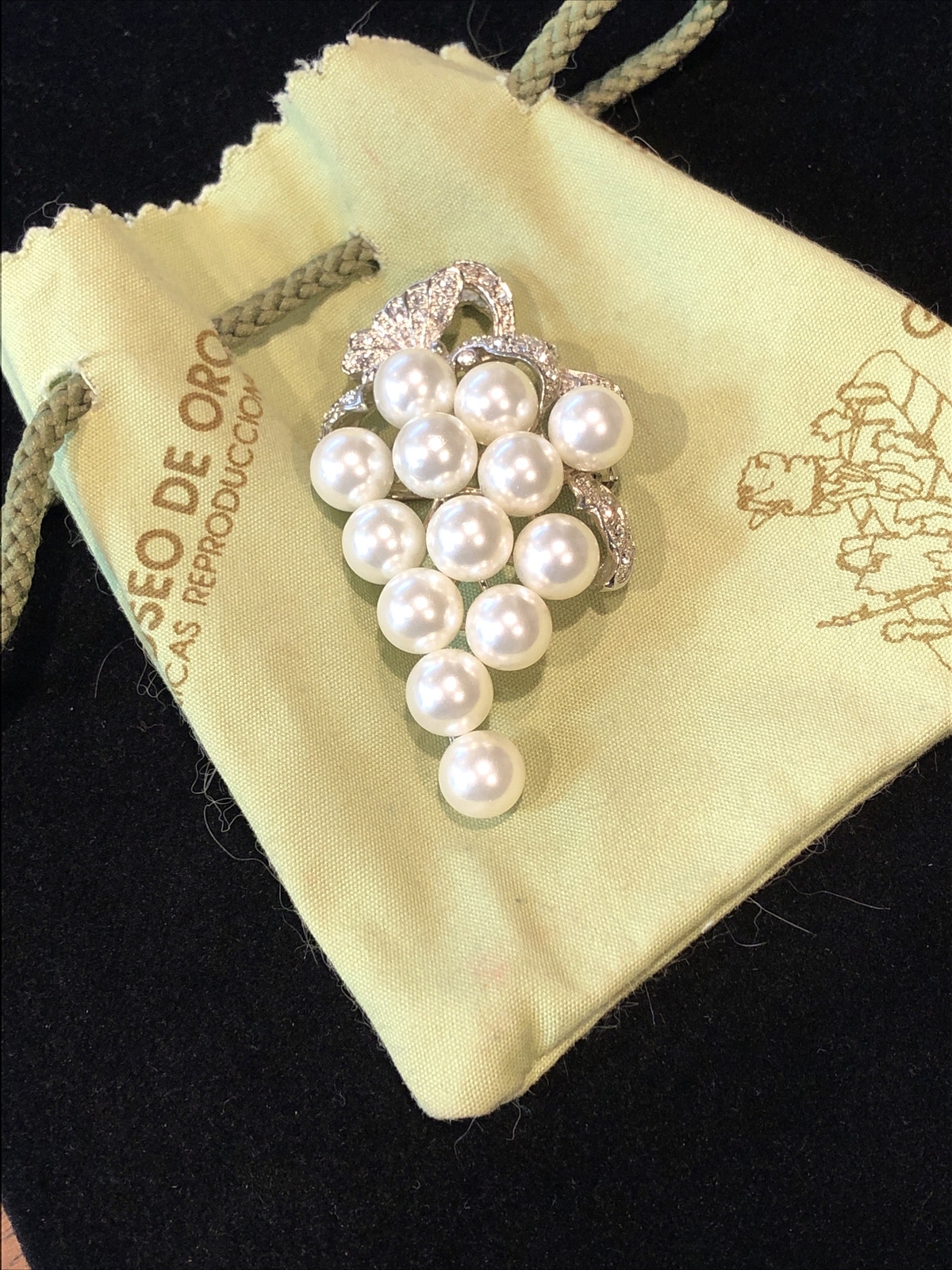 Beautiful Vintage Brooch Faux Pearl Grapes w Butterfly Museo de Oro