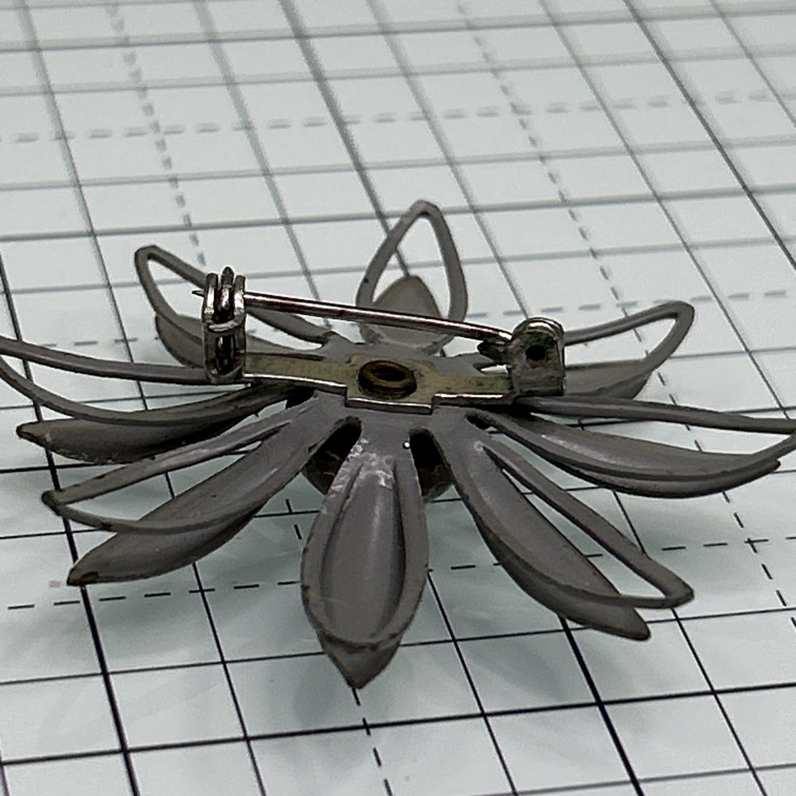 Vintage Retro Hippy Mod 60’s Gray Daisy Metal Flower Pin Brooch