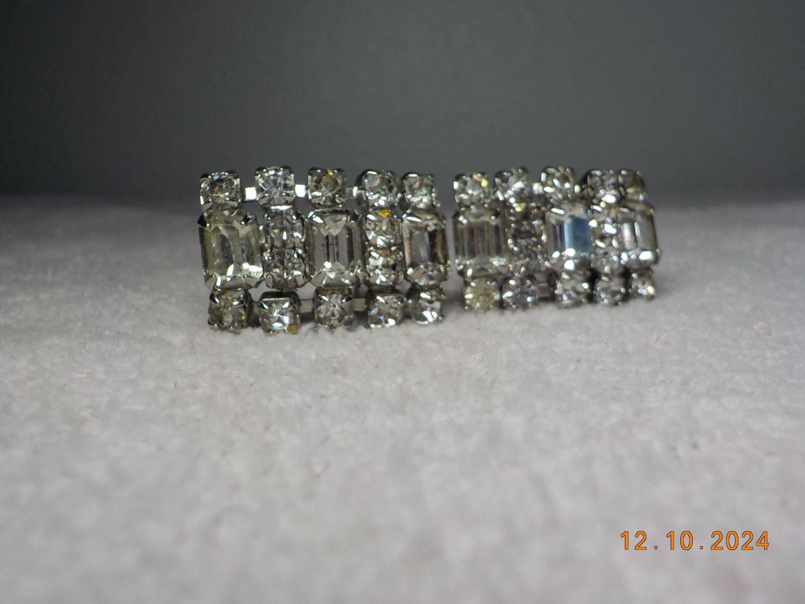 VINTAGE CLEAR RHINESTONE CLUSTER CLIP-ON EARRINGS W/EMERALD/ROUND CUT STONES