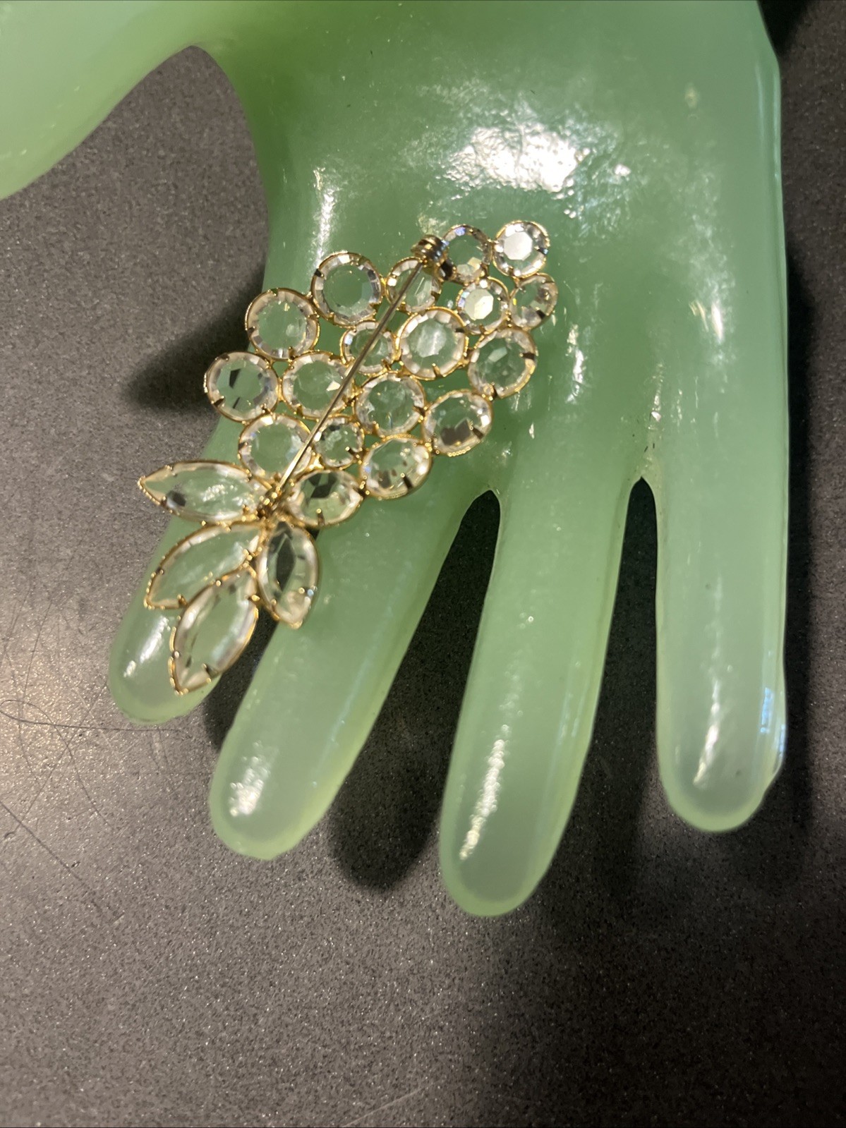 FABULOUS VINTAGE SEE THRU CRYSTALS BUNCH OF GRAPES PIN BROOCH GOLD TONE Prongset