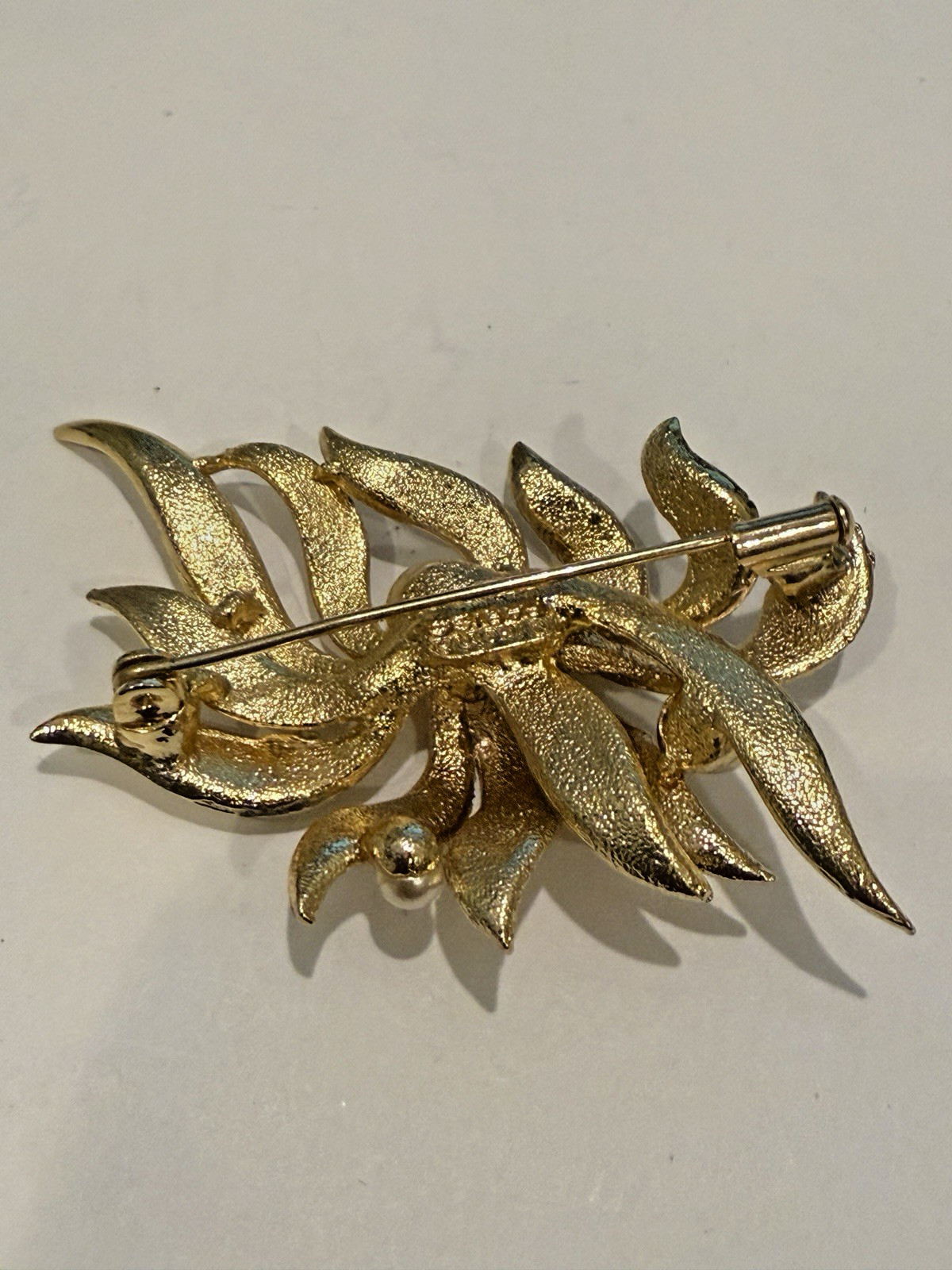 ORENA PARIS VINTAGE GOLD PLATED & ENAMEL FLOWER BROOCH