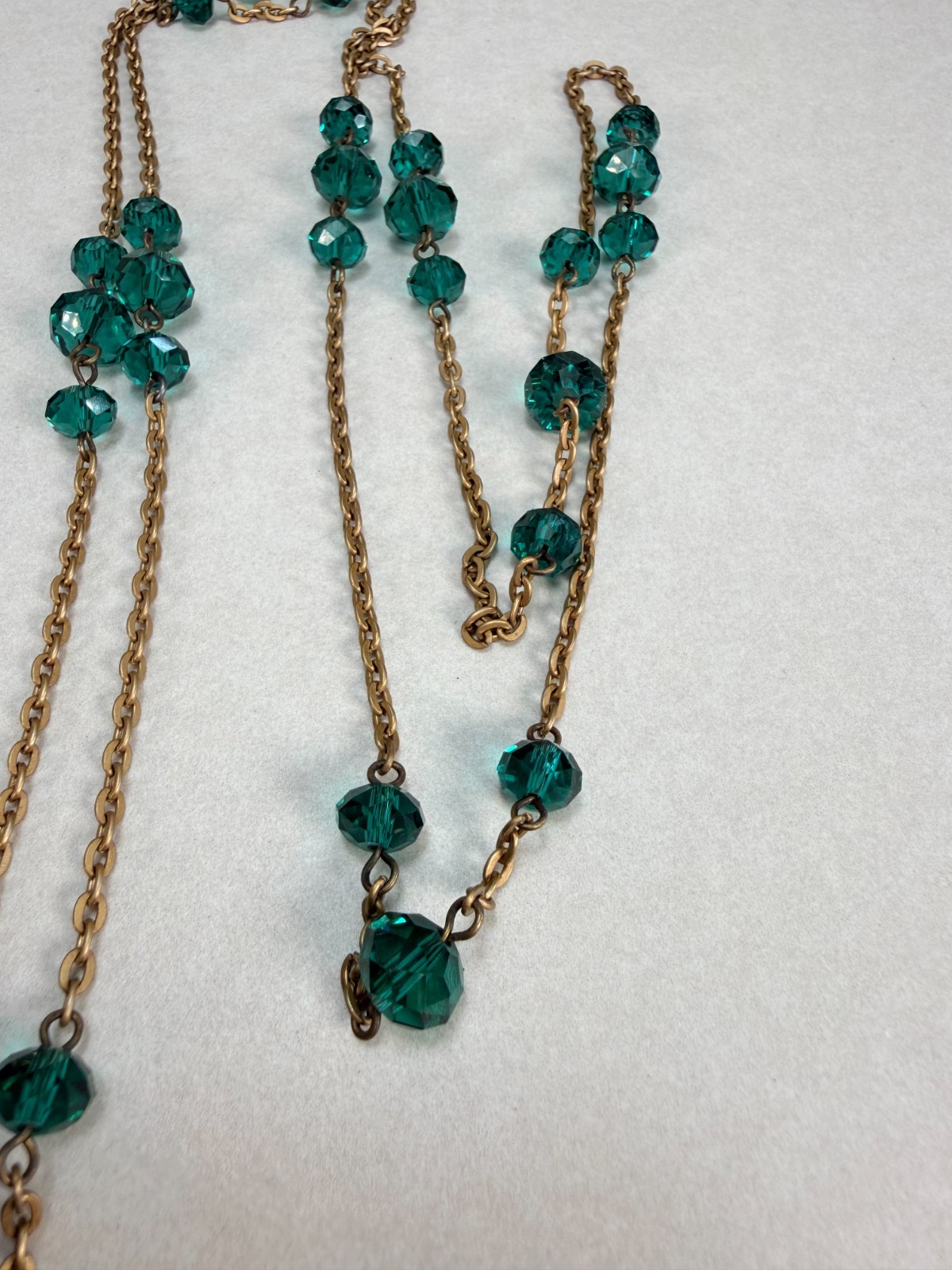 Vintage Beautiful Long Emerald Green Crystal Station Necklace Gold Tone Chain