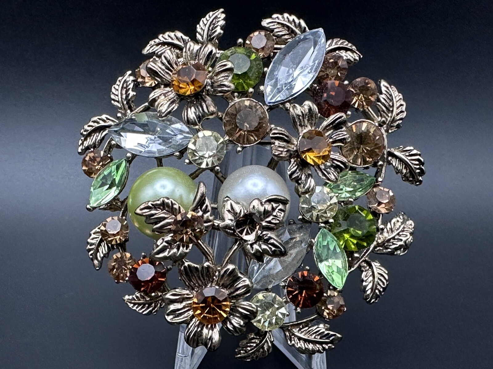 VTG GOLD TONE FLORAL PIN/BROOCH WITH GREEN, AMBER, CLEAR, BROWN RHINESTONES K832
