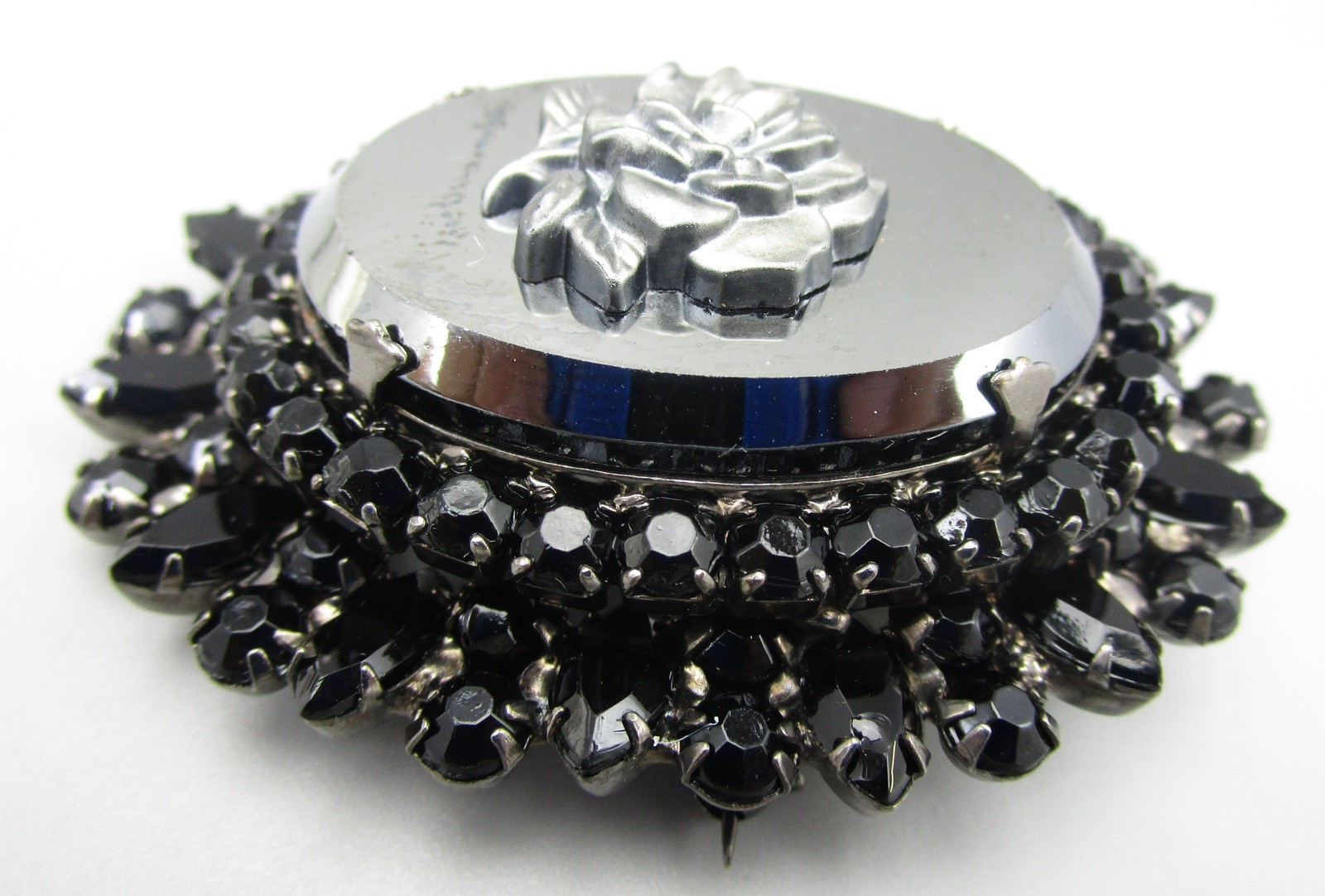 BEAUTIFUL DELIZZA & ELSTER JULIANA JAPANNED HEMATITE GLASS FLOWER BROOCH PIN