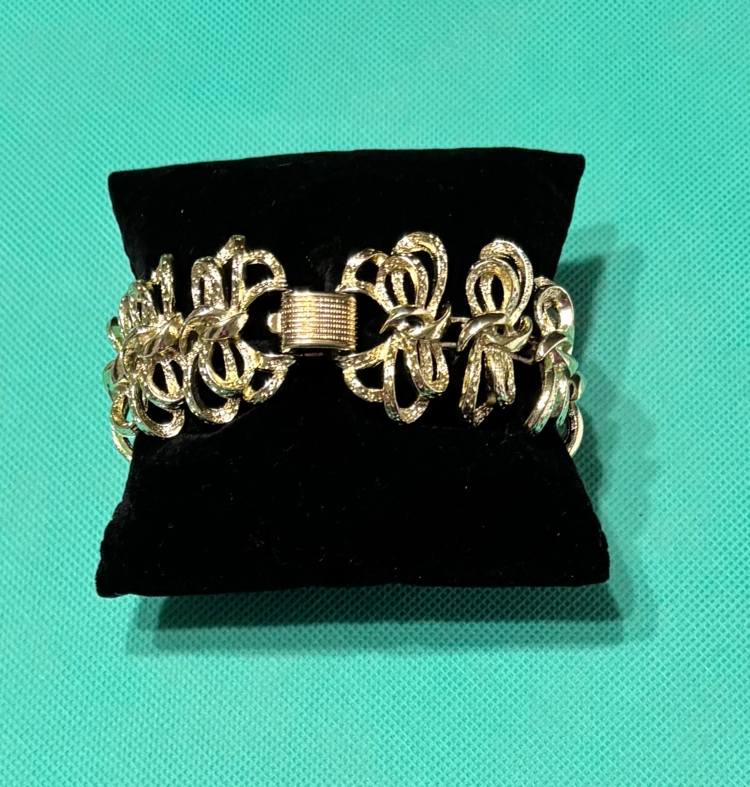Coro Pegasus Bracelet Vtg Gold Tone Textured Bows Ribbons Design Approx 7 Inches
