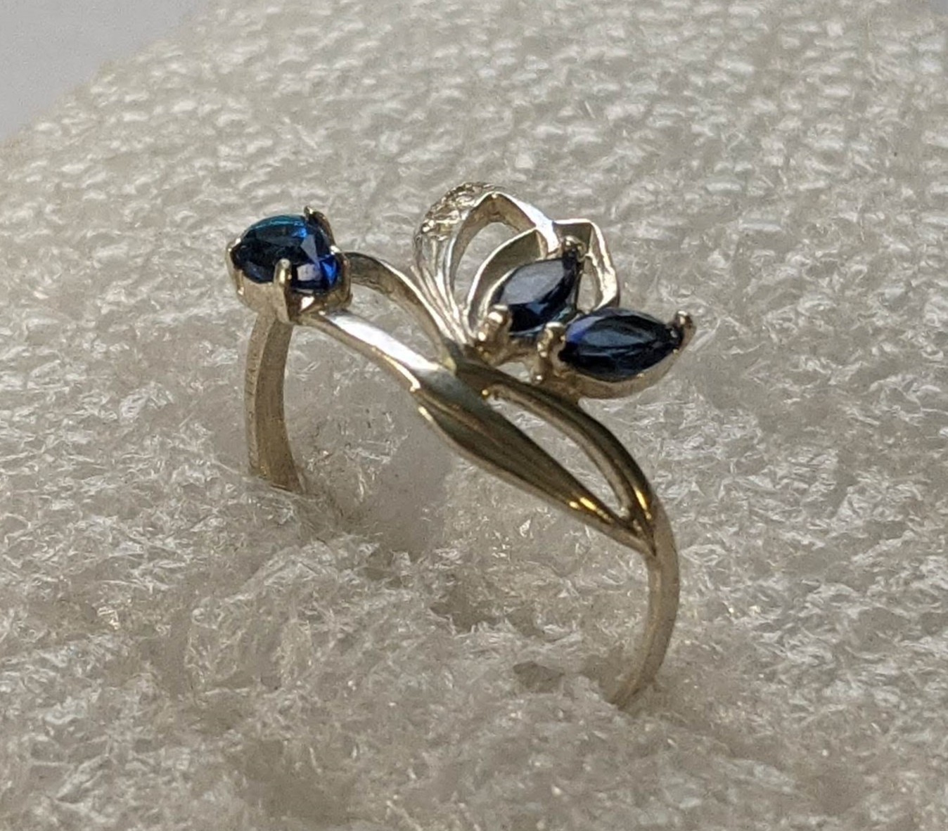 Vintage ring sterling silver 925 Size 8 Weight 1.53 g. Blue stones.