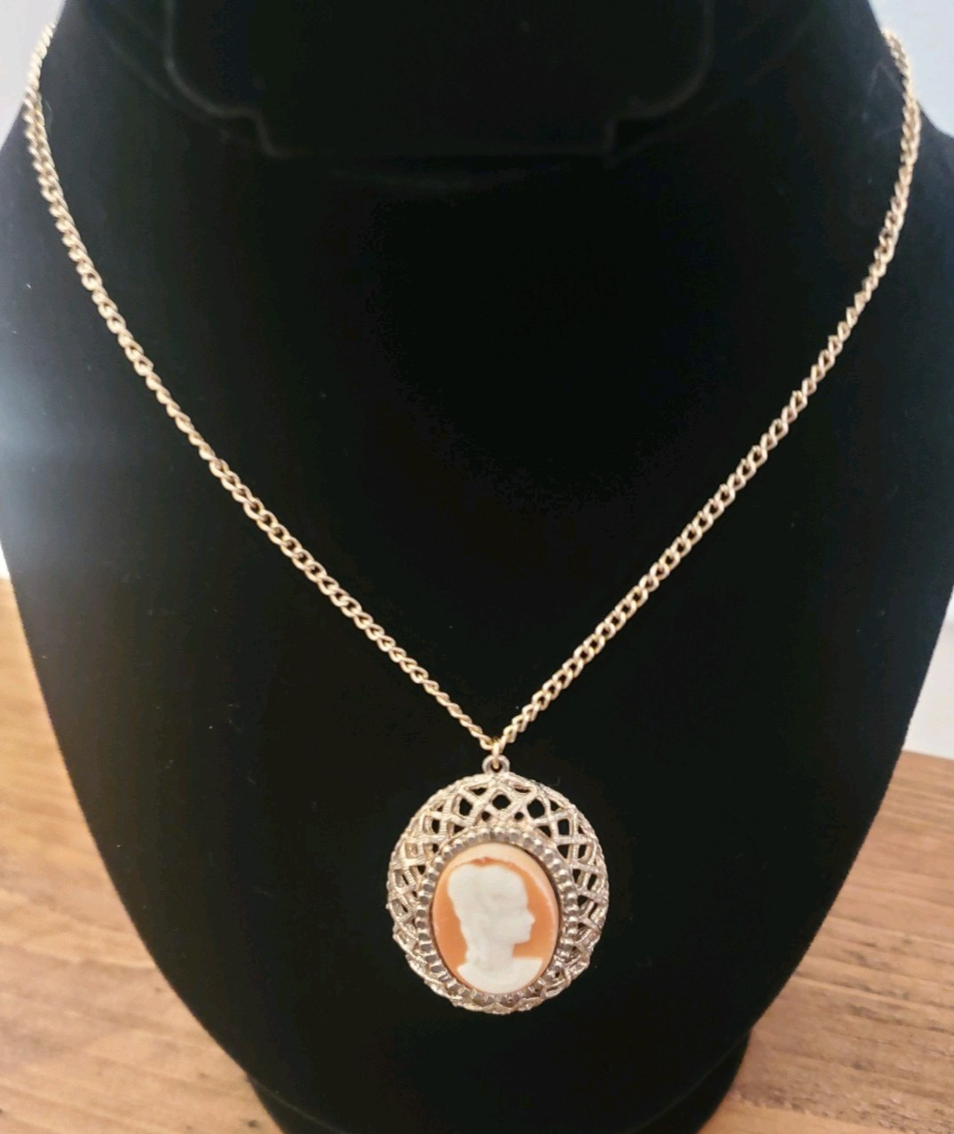 VTG Orange/Cream Cameo Pendant Costume Jewelry Necklace Gold Tone Chain/Setting