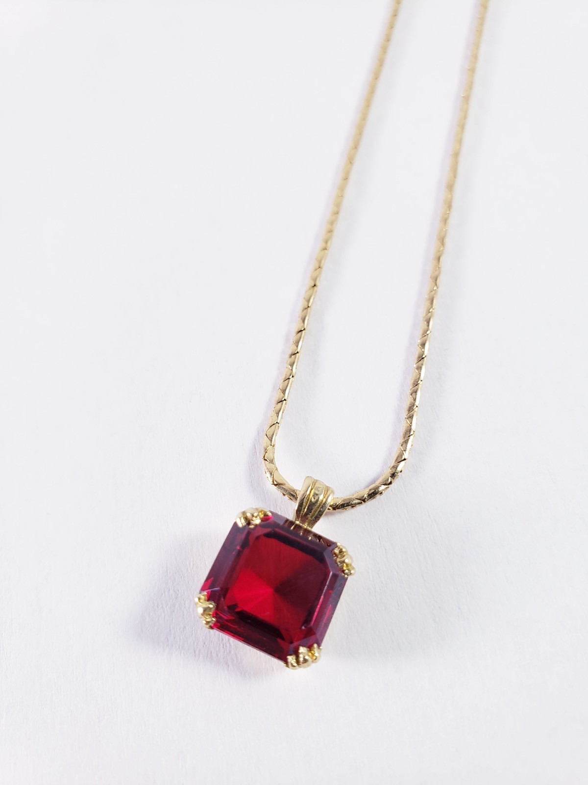 Vintage Avon Gold Tone Ruby Red Square Faceted Glass Stone Pendant Necklace