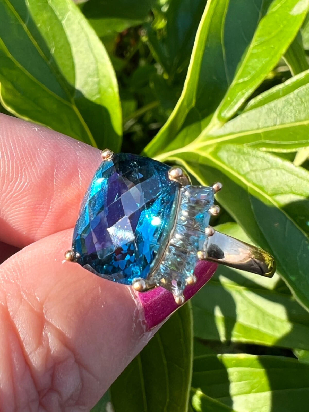 VINTAGE 14K GOLD FACETED DEEP TEAL LONDON BLUE AND LIGHT SWISS BLUE TOPAZ RING