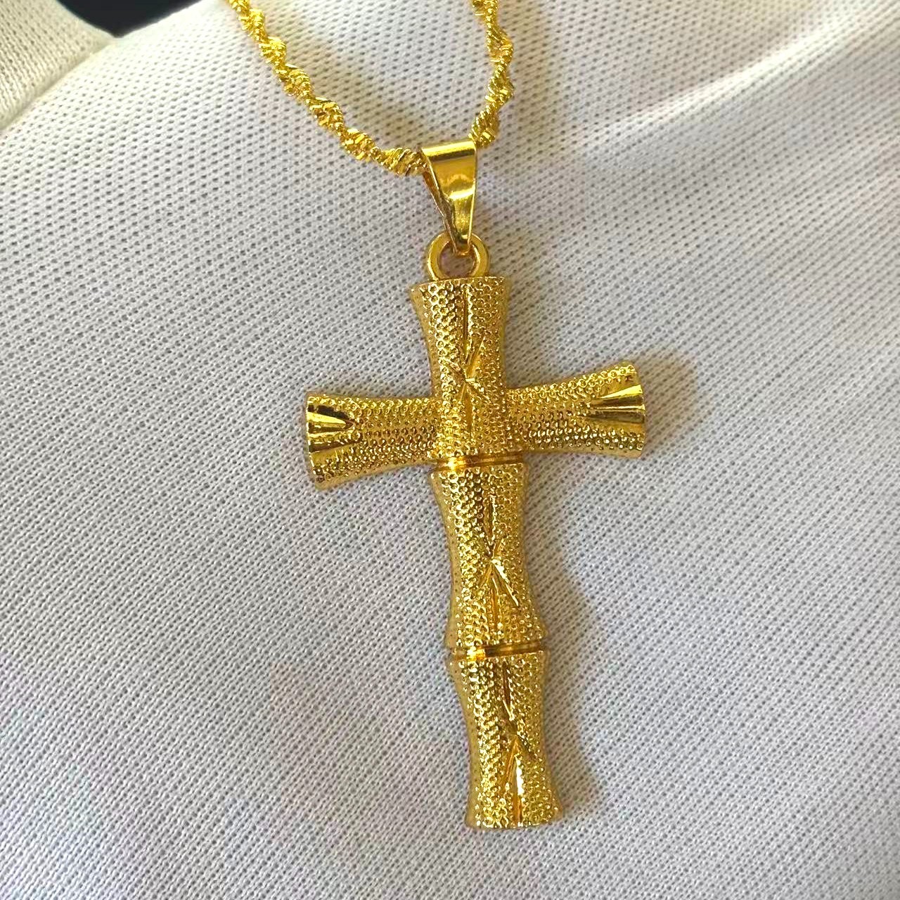 Golden Cross Pendant Necklace Gold-plated (NOT SURE) marked ‘999’, 17 inch