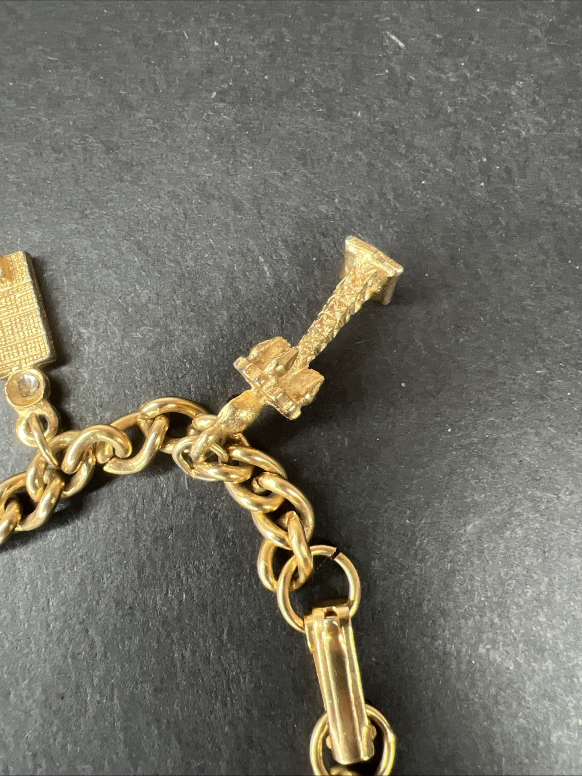 Vintage 70s gold tone New York City buildings landmarks charm bracelet 6.5” READ