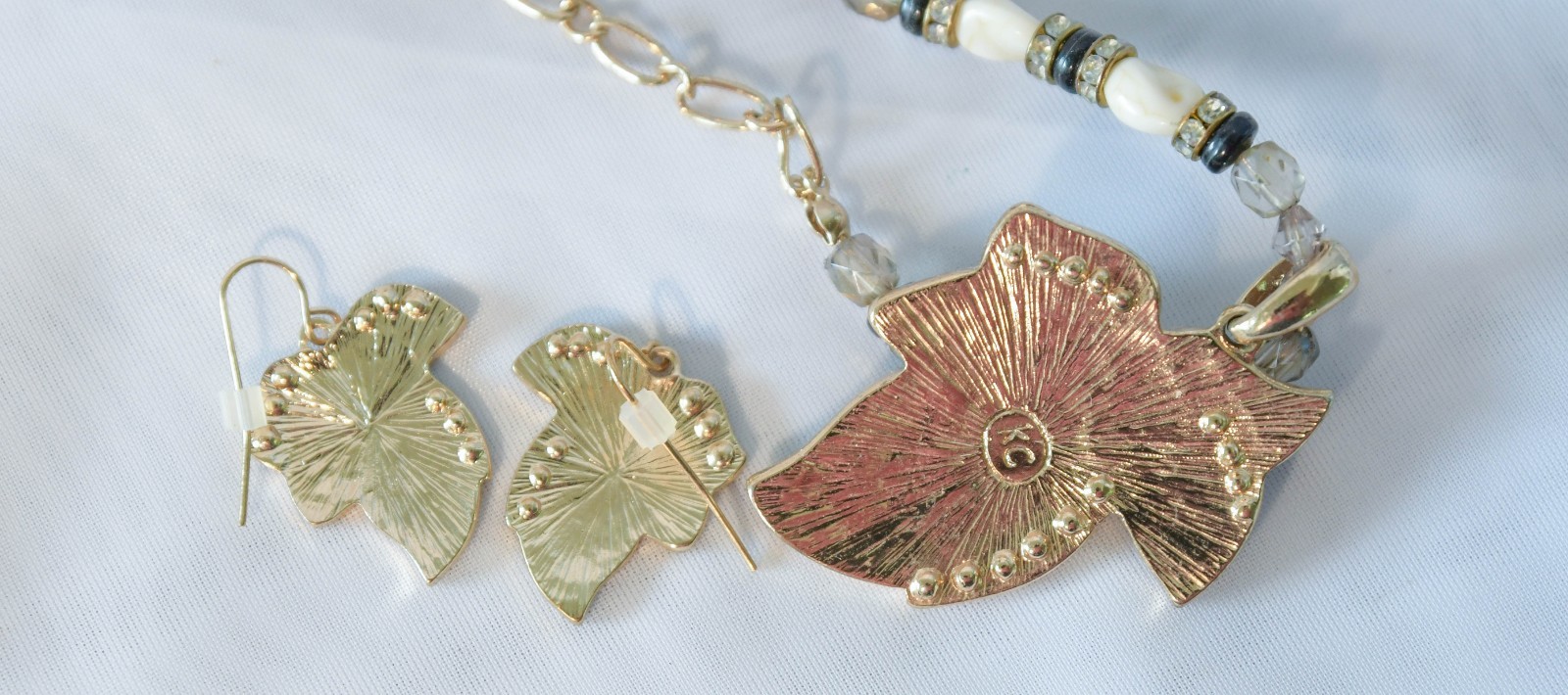 Vintage Kenneth Cole enamel feather shape pendant necklace w/matching earrings