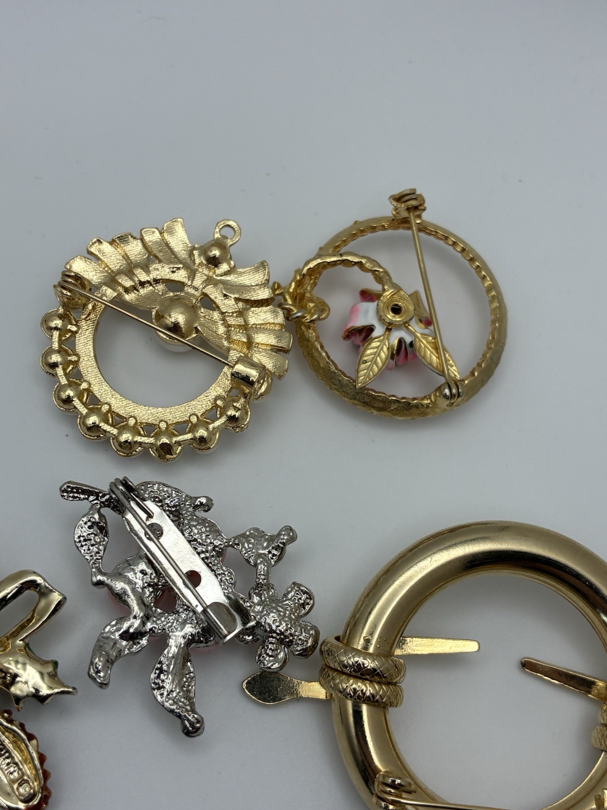 41 Piece Brooch Pin Lot Vintage Gold Signed/Unsigned 2 Missing Stones – Reseller