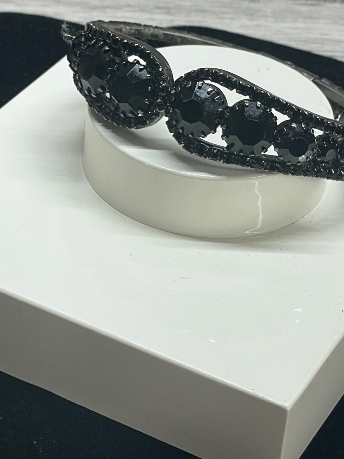 Bracelet Black Rhinestone Hinged Open Clasp at Top Pretty design vintage