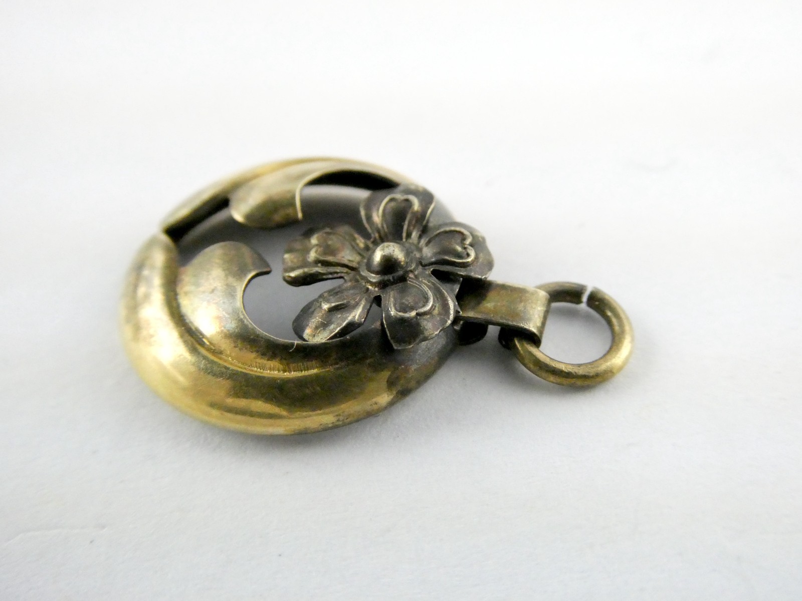 Antique Unmarked Gold Fill Flower and Leaves Pendant Charm 2g 1 Inch Length
