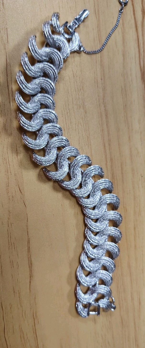 Vintage Monet Articulated Link Bracelet W/Safety Chain Silvertone/S Curve/7″