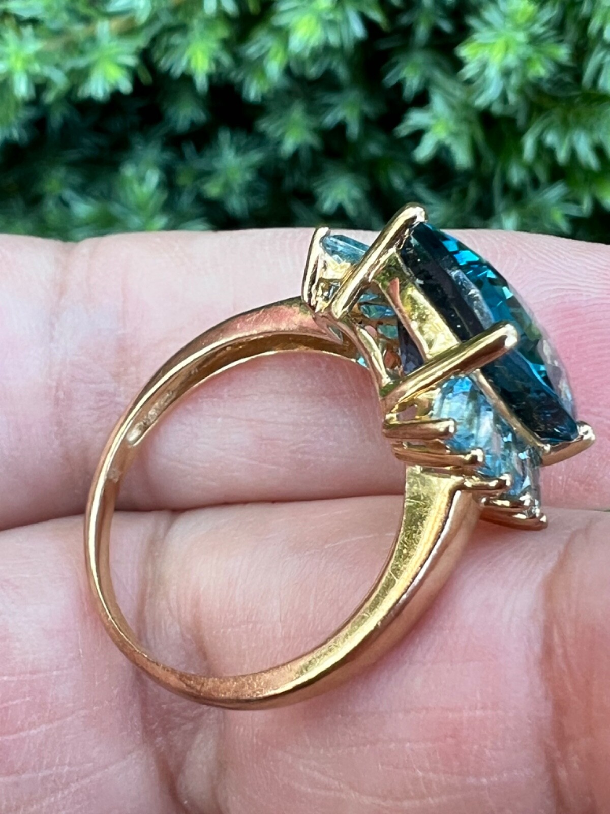 VINTAGE 14K GOLD FACETED DEEP TEAL LONDON BLUE AND LIGHT SWISS BLUE TOPAZ RING