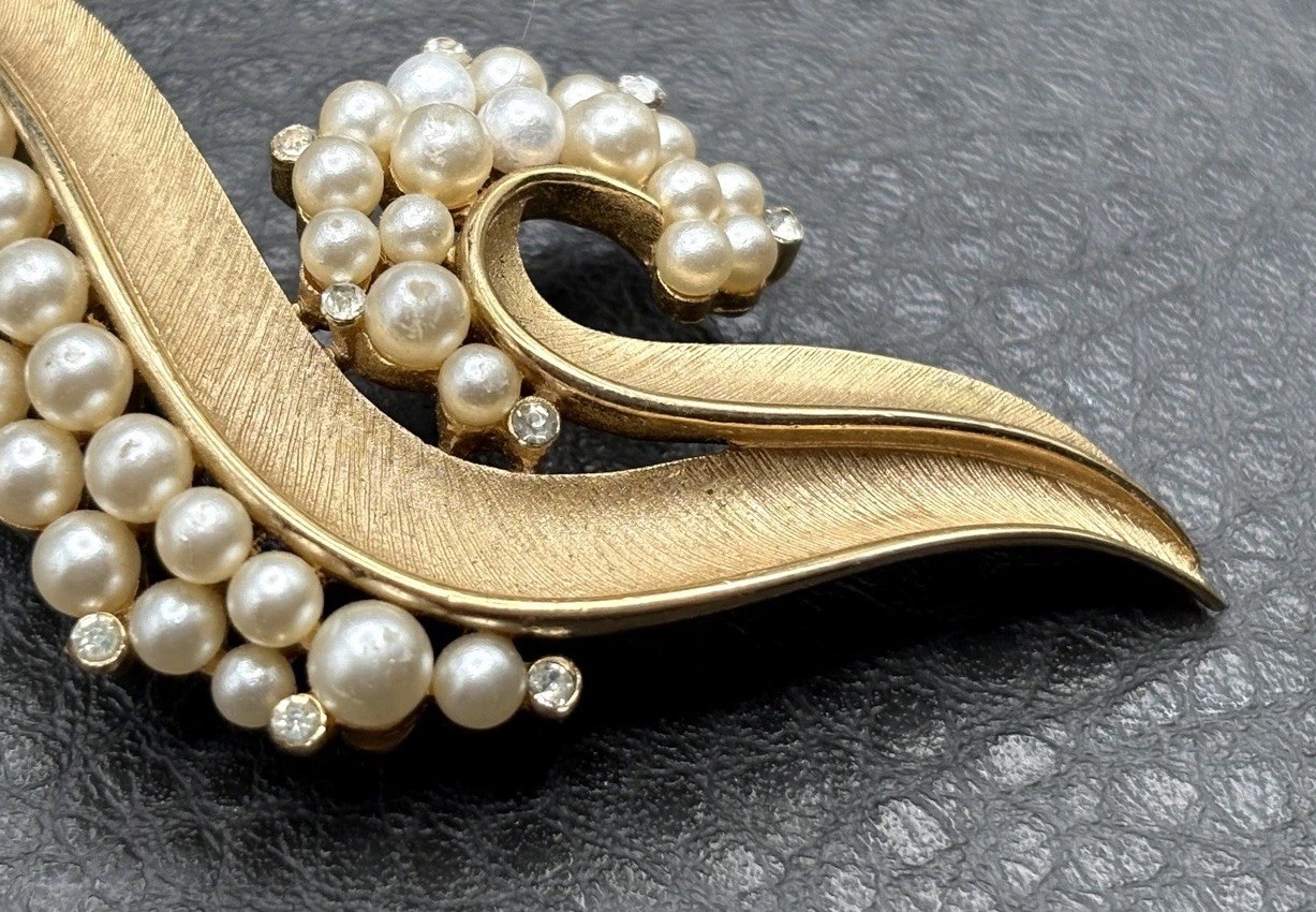 Vintage Crown Trifari Gold Tone Brooch Pearl & Rhinestone Swirl Pin