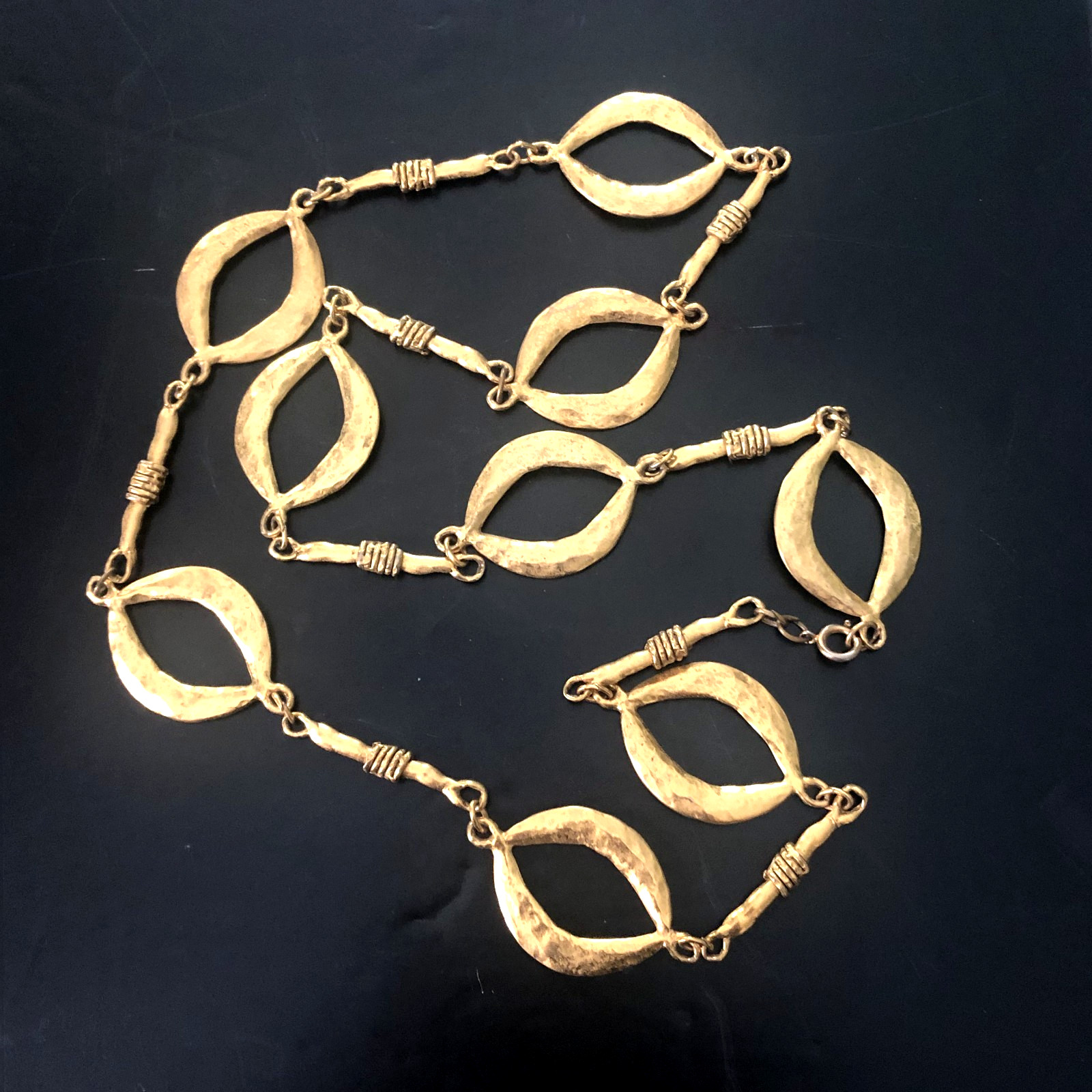 VTG Hammered 37″ STATION CHAIN LINK NECKLACE Gold Tone Open Ovals & Bar Links