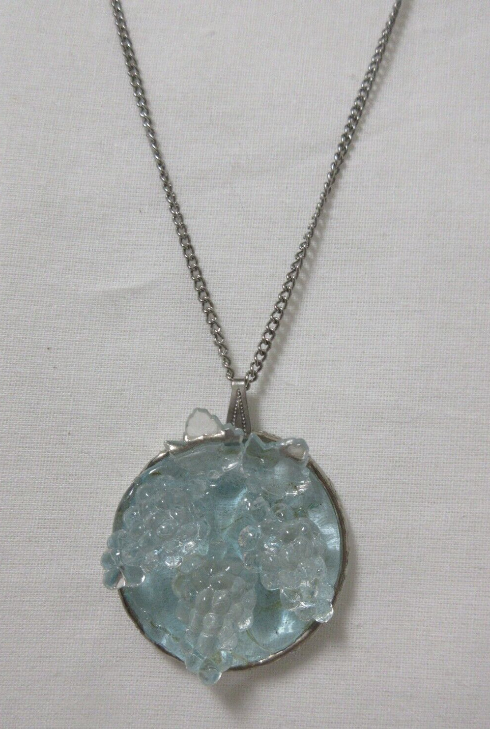 Vintage Silver Tone Tinted Molded Lucite Grape Clusters Pendant Necklace 21″