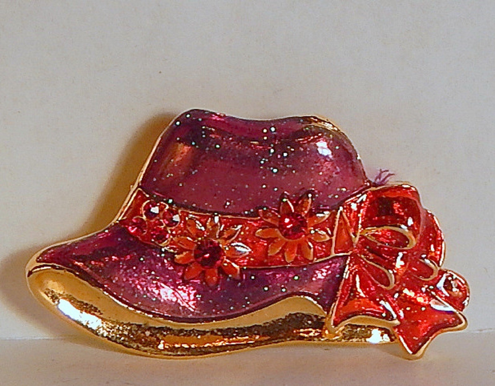 ENAMEL RED HAT FLOWER BROOCH RED BOW GOLDTONE/PLATE GLITTERY 5 DAY AUCTION