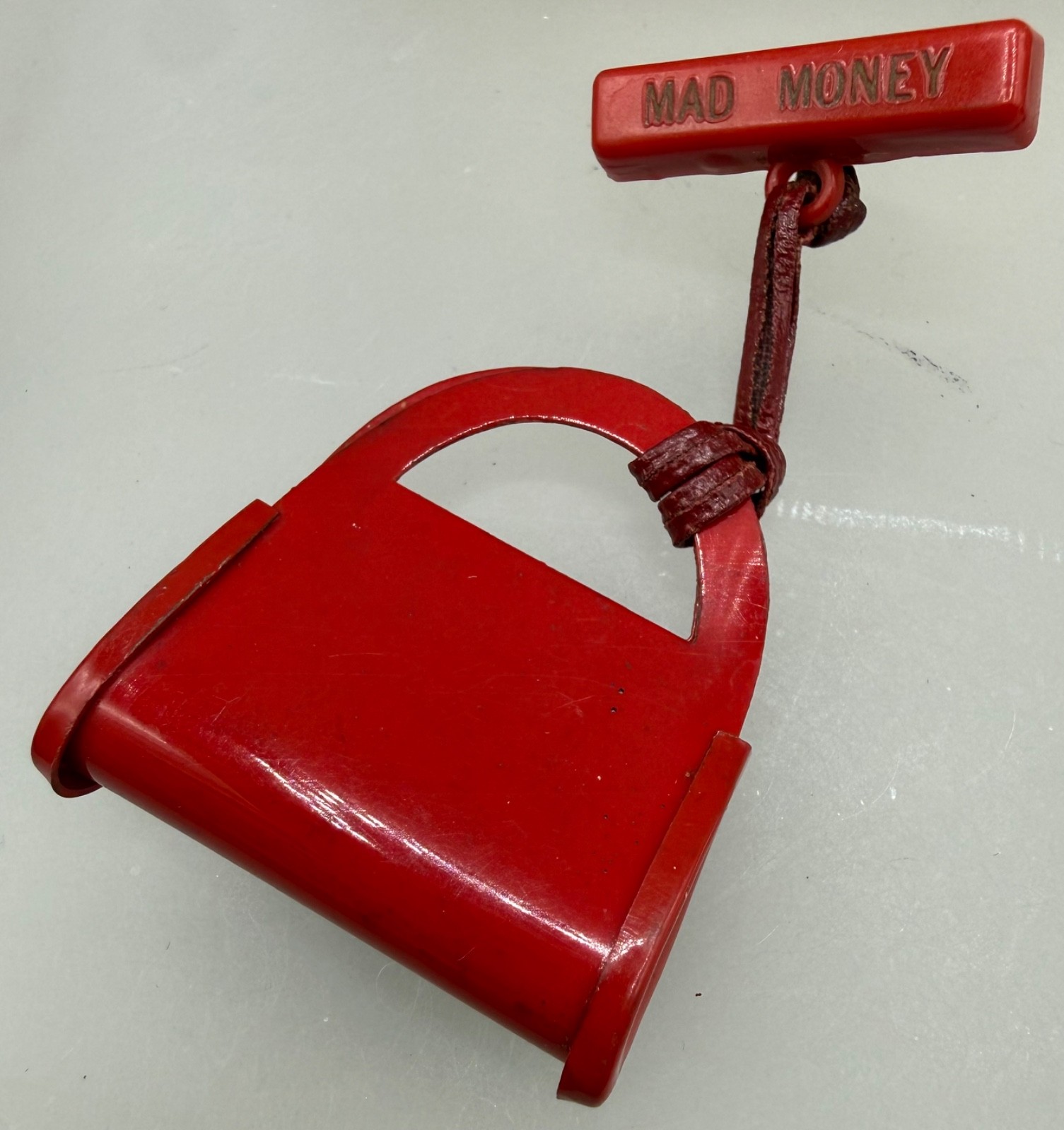 VINTAGE ESTATE MID CENTURY CELLULOID RED BAR PURSE MAD MONEY PIN BROOCH