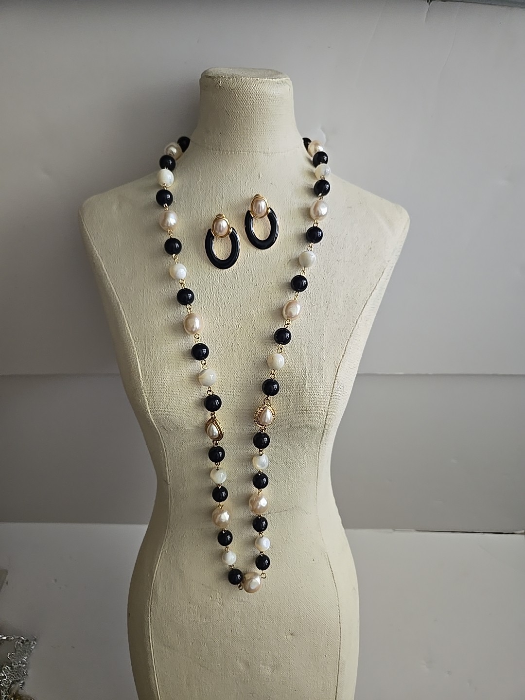 Vtg Liz Claiborne Goldtone Faux Pearl White Black Bead Necklace Earrings Post