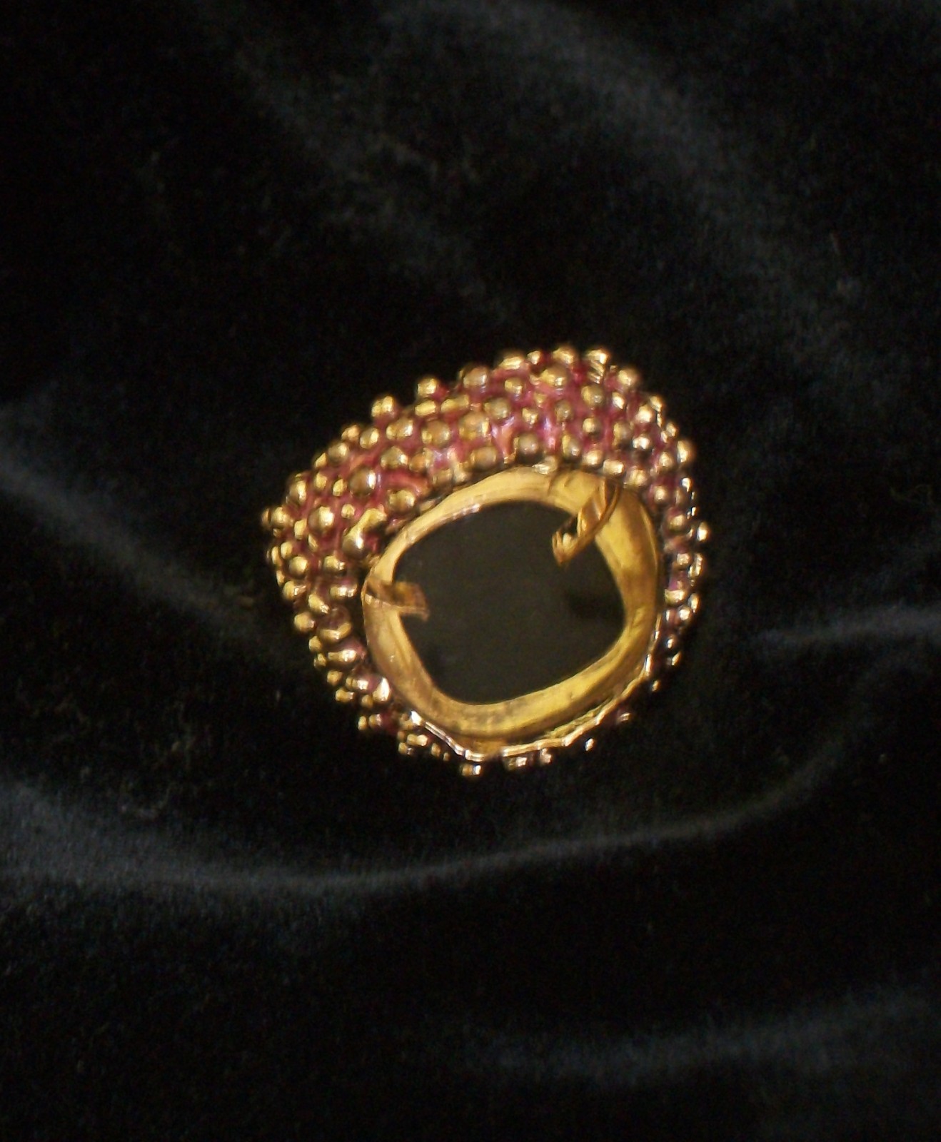 Vintage Avon Cocktail Ring Gold Tone Textured Pebble Black