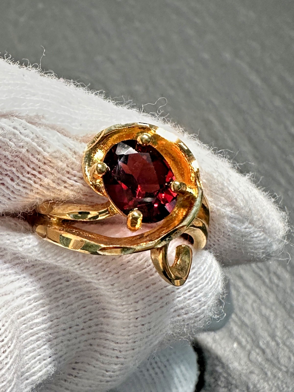 GOLD TONE & OVAL RED ACCENT SCROLL RING SIZE 7.5 H620