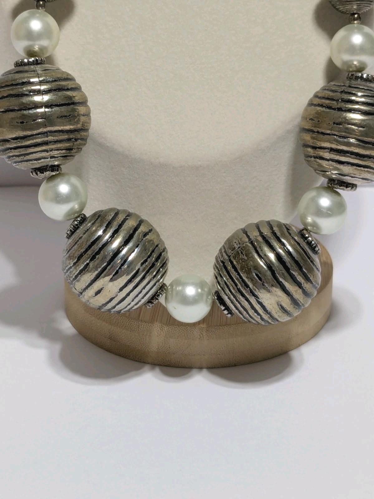 Vintage Chunky Silver Tone Etched Metal & White Glass Round Beaded Necklace 18″