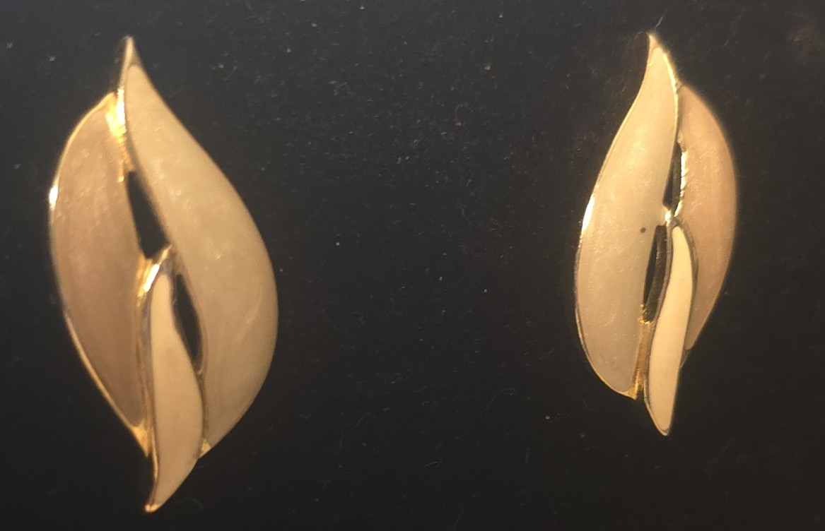Vintage Trifari three tone tear drop enamel tan white brown gold tone earring 1″