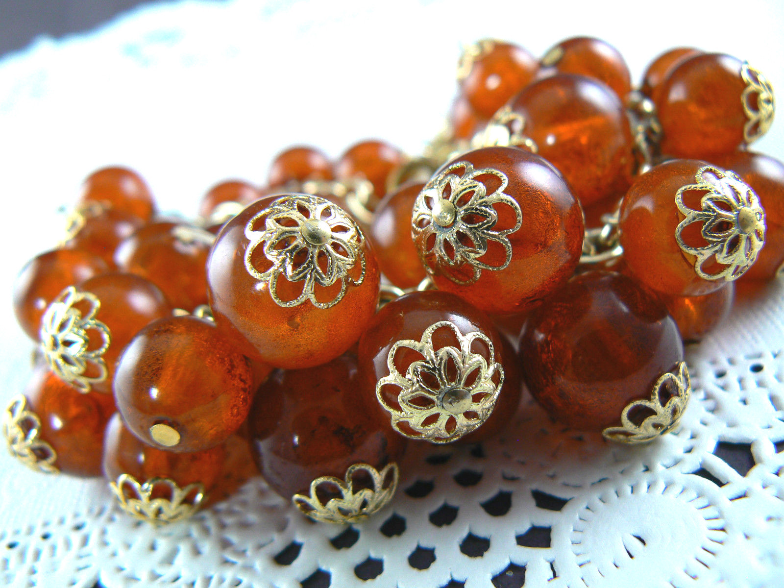 VINTAGE STYLE BRACELET BROWN WITH GOLD TONE ACENTS DANGLING BEADS (C7-24)