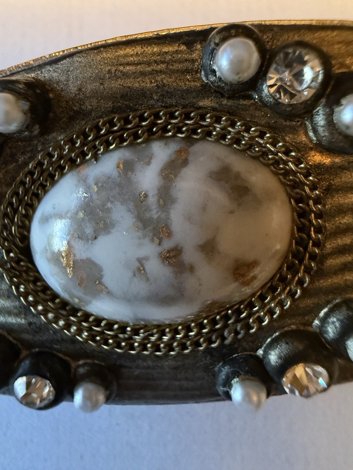 Unique VTG mixed media Brooch / Pot Metal / Rhinestones / Agate / Chain / Pearl