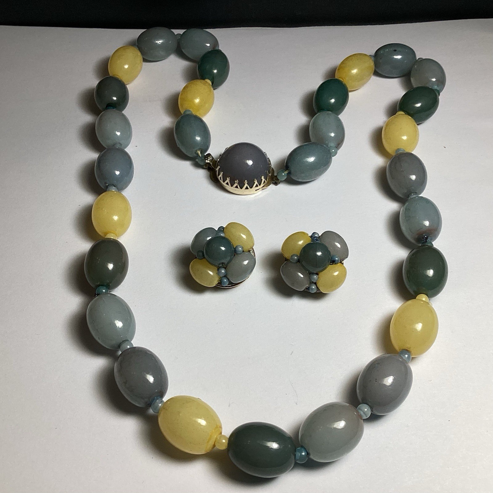 AWESOME VINTAGE 25” NECKLACE & CLIP-ON EARRINGS SET GRAY BLUE & YELLOW TONES