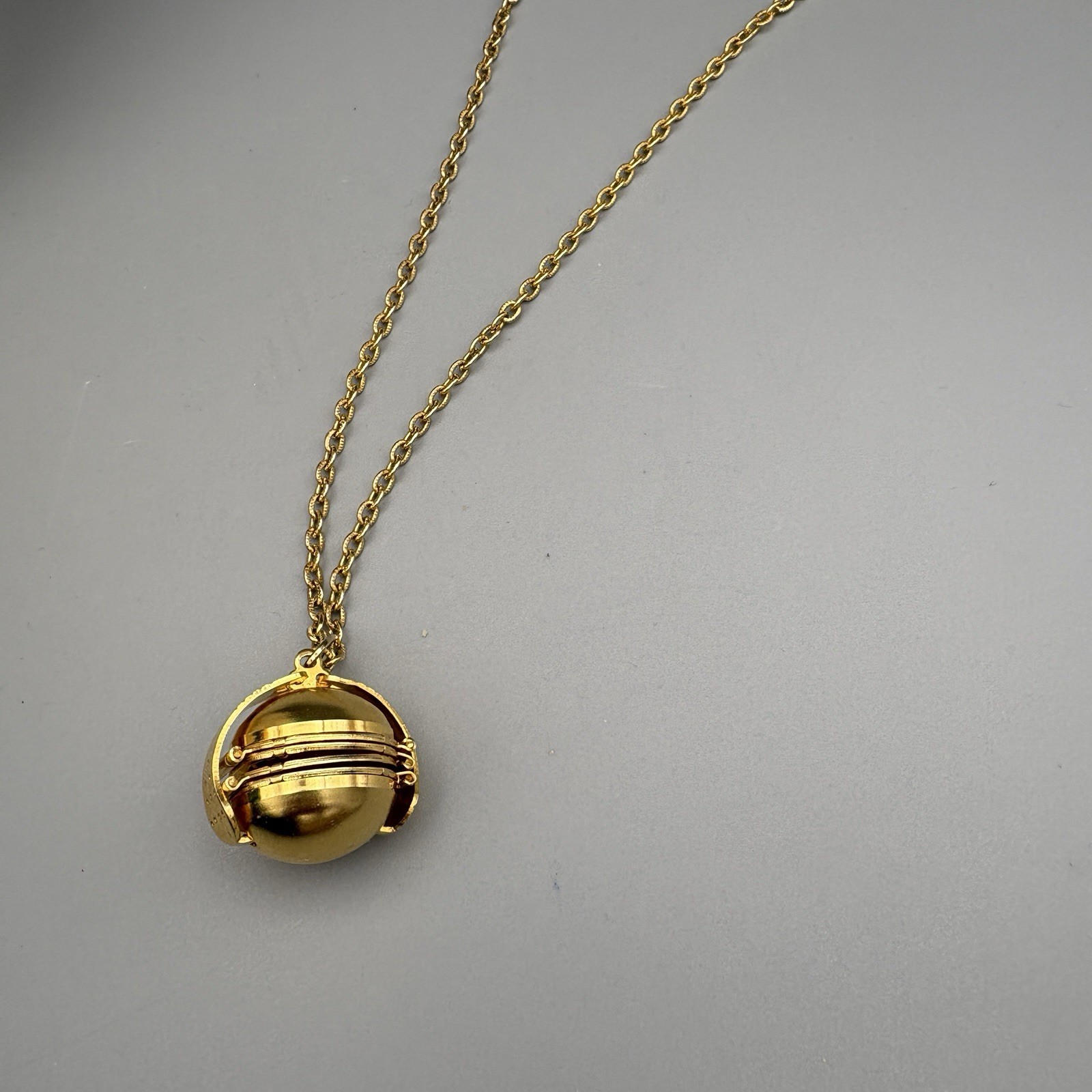 Vintage Ball Locket Pendant Necklace Folds Out Excellent! 26″