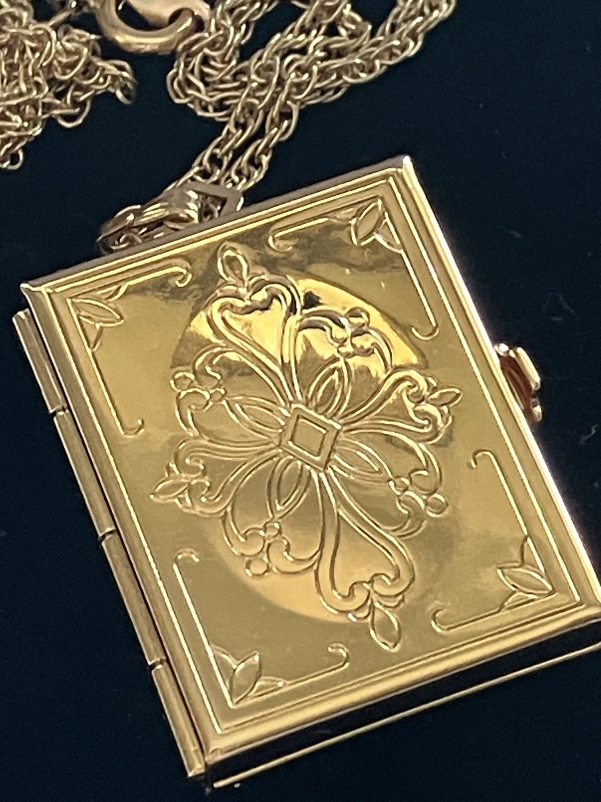 Avon 1991 Vintage “Brag Locket” IOB 5 Photo Picture Goldtone Necklace Pendant