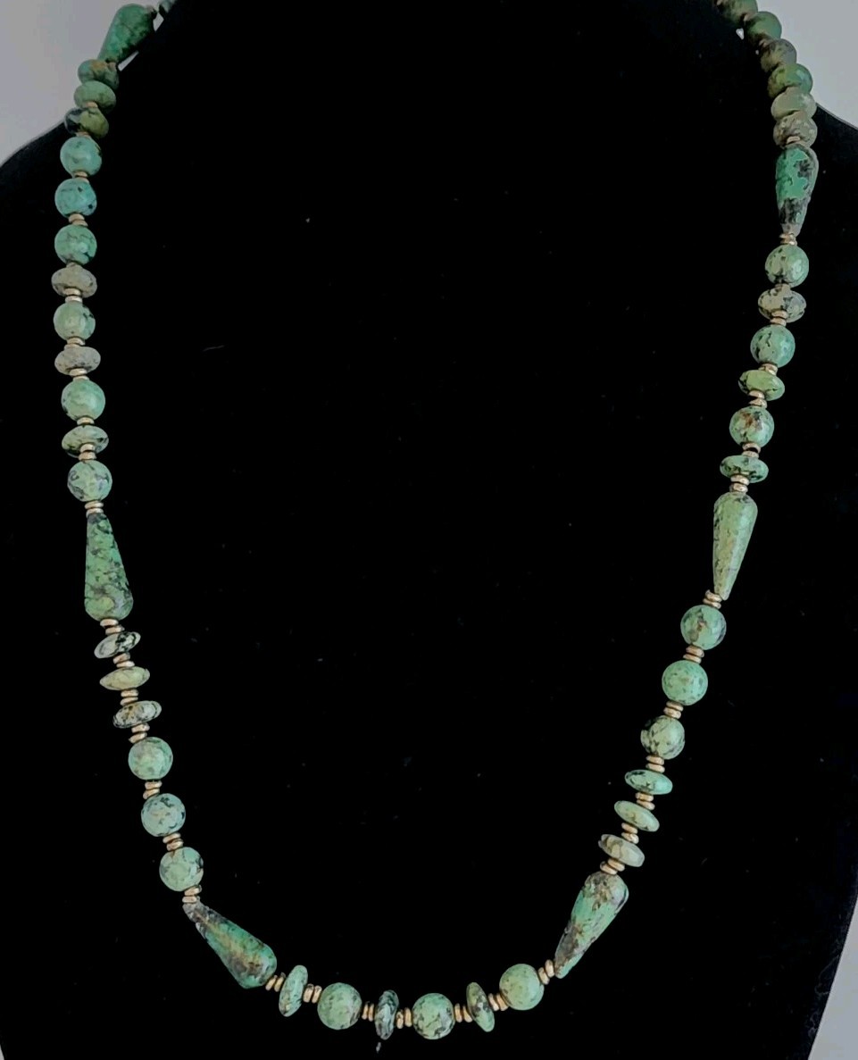 NATURAL JASPER STONES GREEN GRAINED ASYMMETRICAL SHAPES 25″ LENGTH NECKLACE VTG