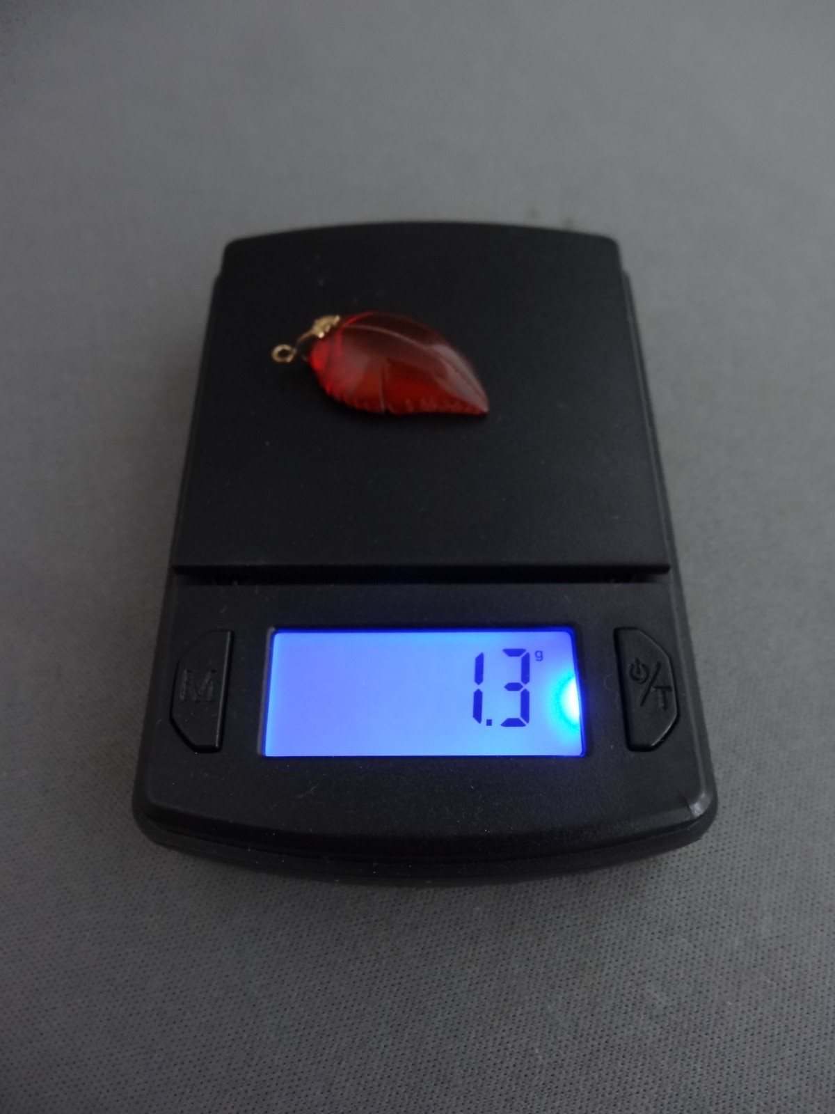 VINTAGE GOLD TONE ETCHED CARVED BALTIC HONEY AMBER LEAF PENDANT