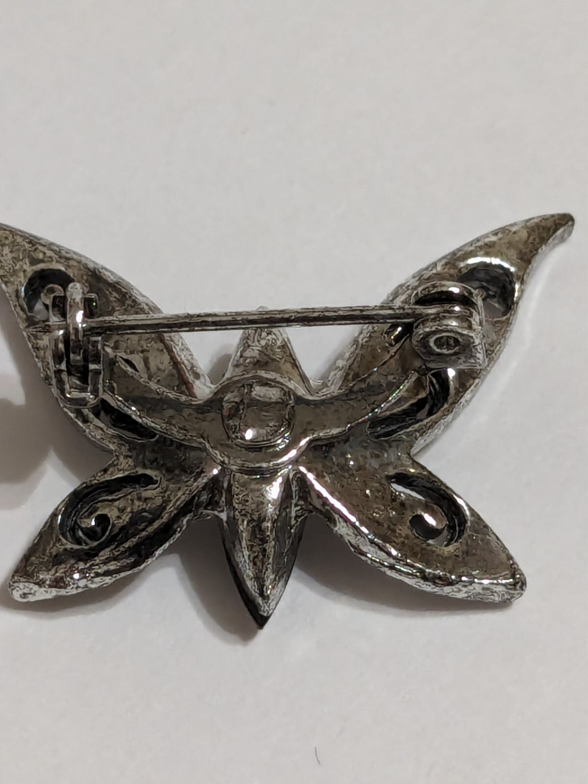 Vintage Silver Tone Etched/Texture Butterfly Pin/Brooch With Faceted Acrylic. 1″