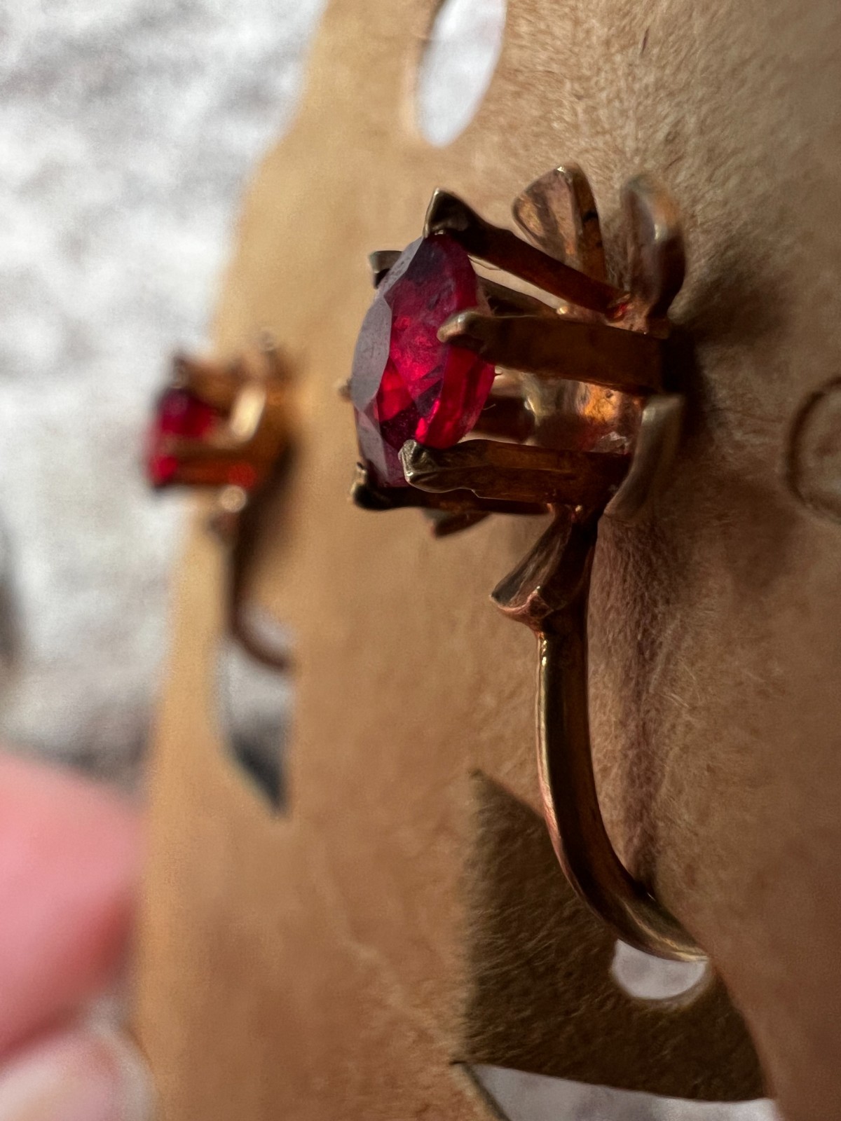 VTG BDA 10K Gold Screw Back Earrings Red Rhinestones 1.5 Grams
