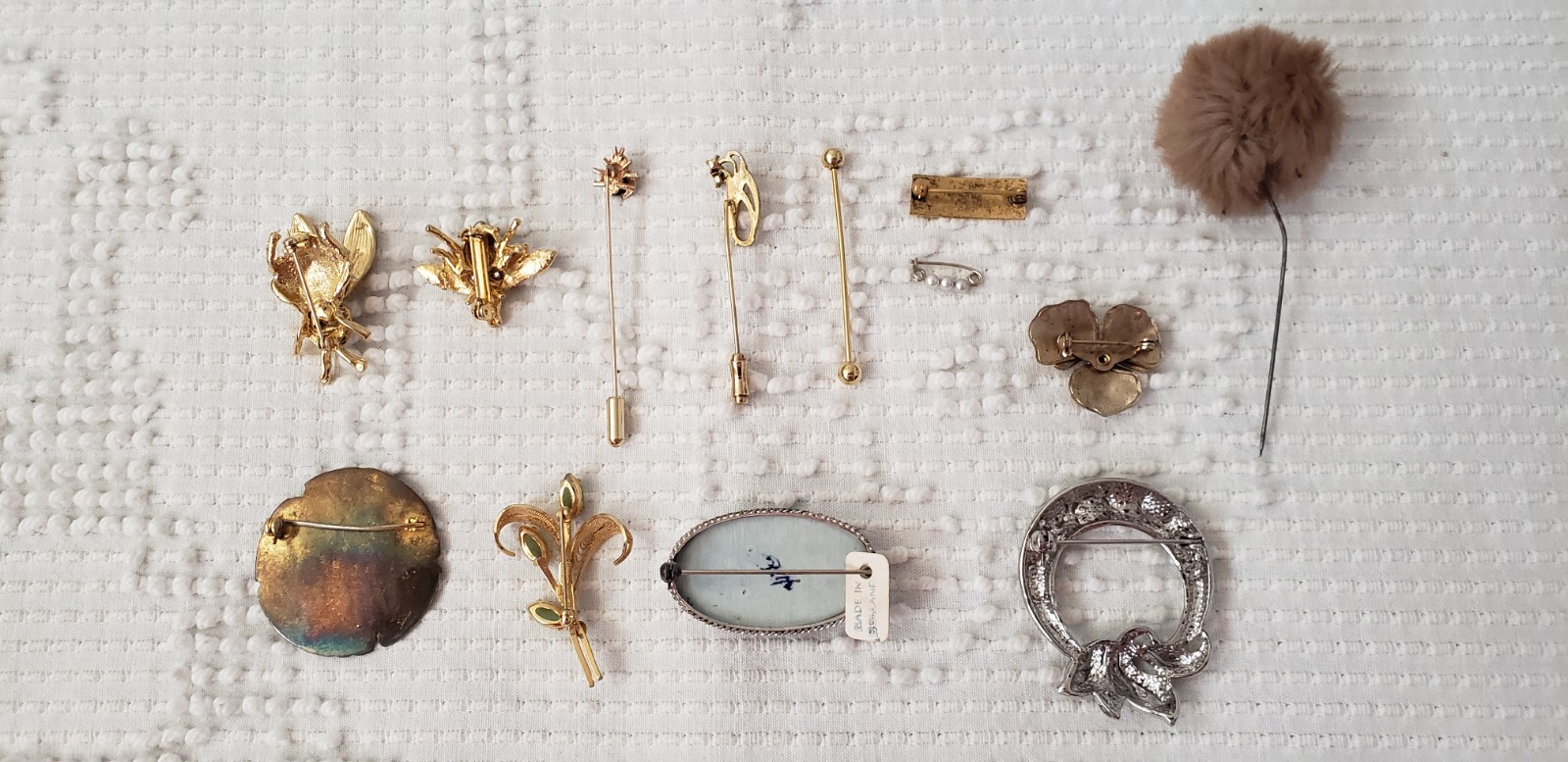 LOT OF VINTAGE 1950s-1980s COSTUME JEWELRY 13 PINS BROOCHS 12K SORRENTO DELFT