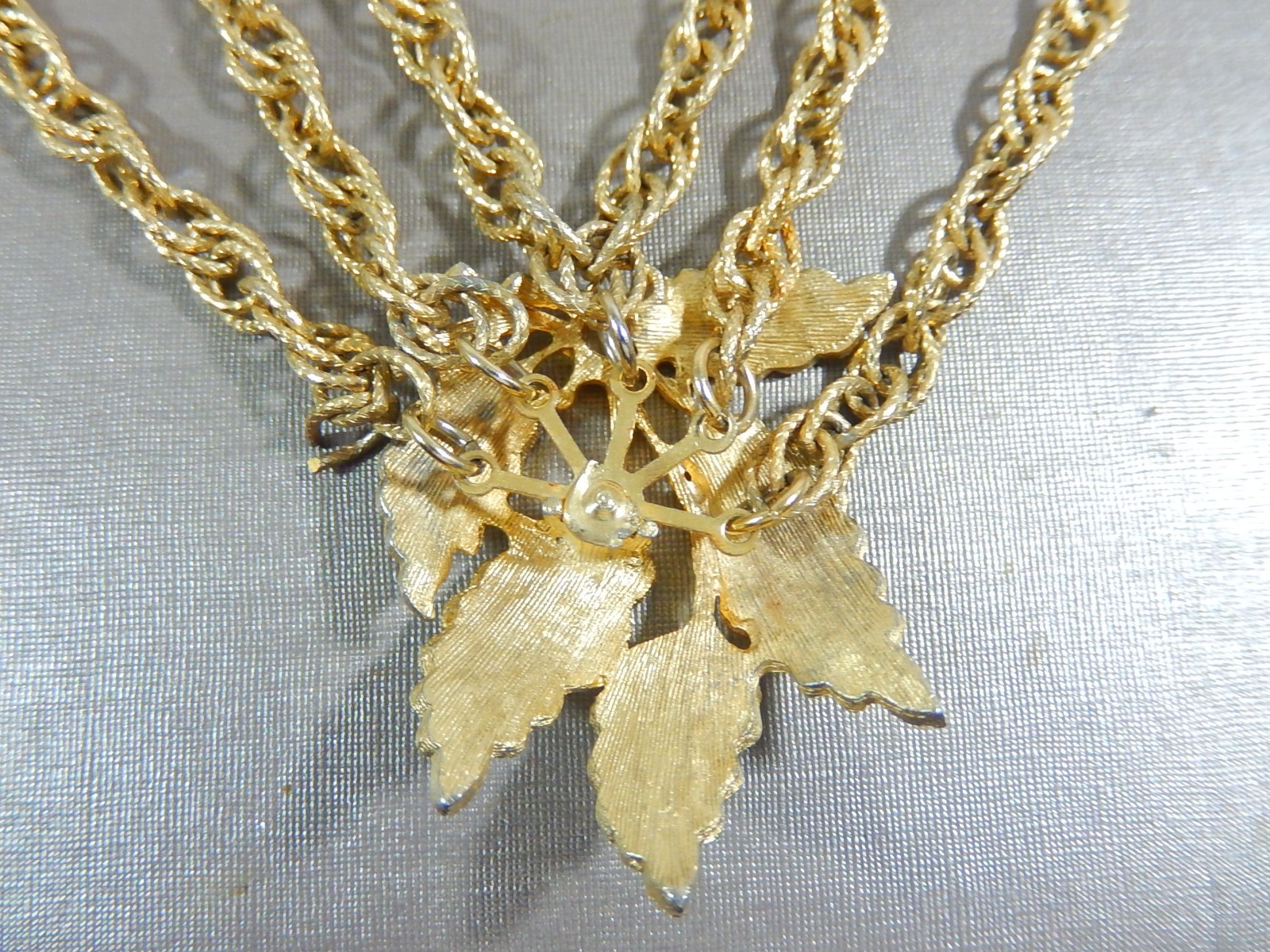 STUNNING VTG FESTOON W LARGE MULTI LEAF CENTERPIECEGOLD TONE BIB NECKLACE
