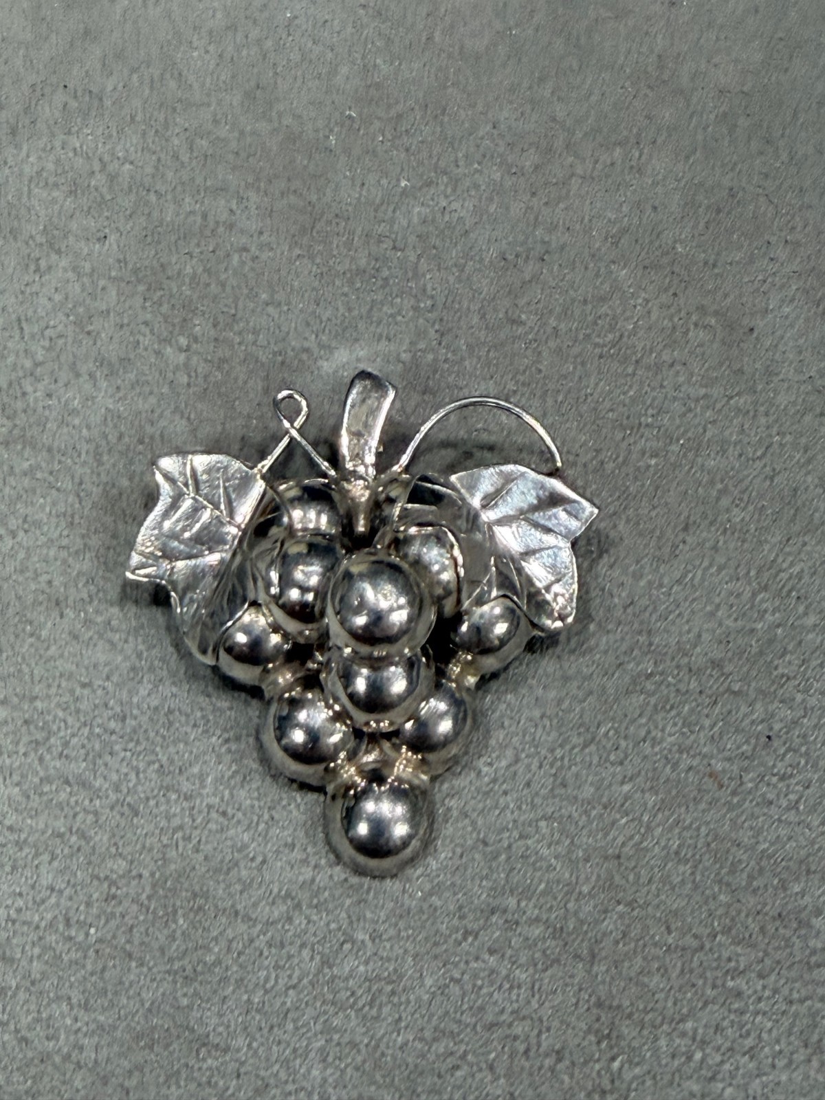 VINTAGE Sterling Silver Bunch of Grapes Brooch/Pin/Pendant 9g TW