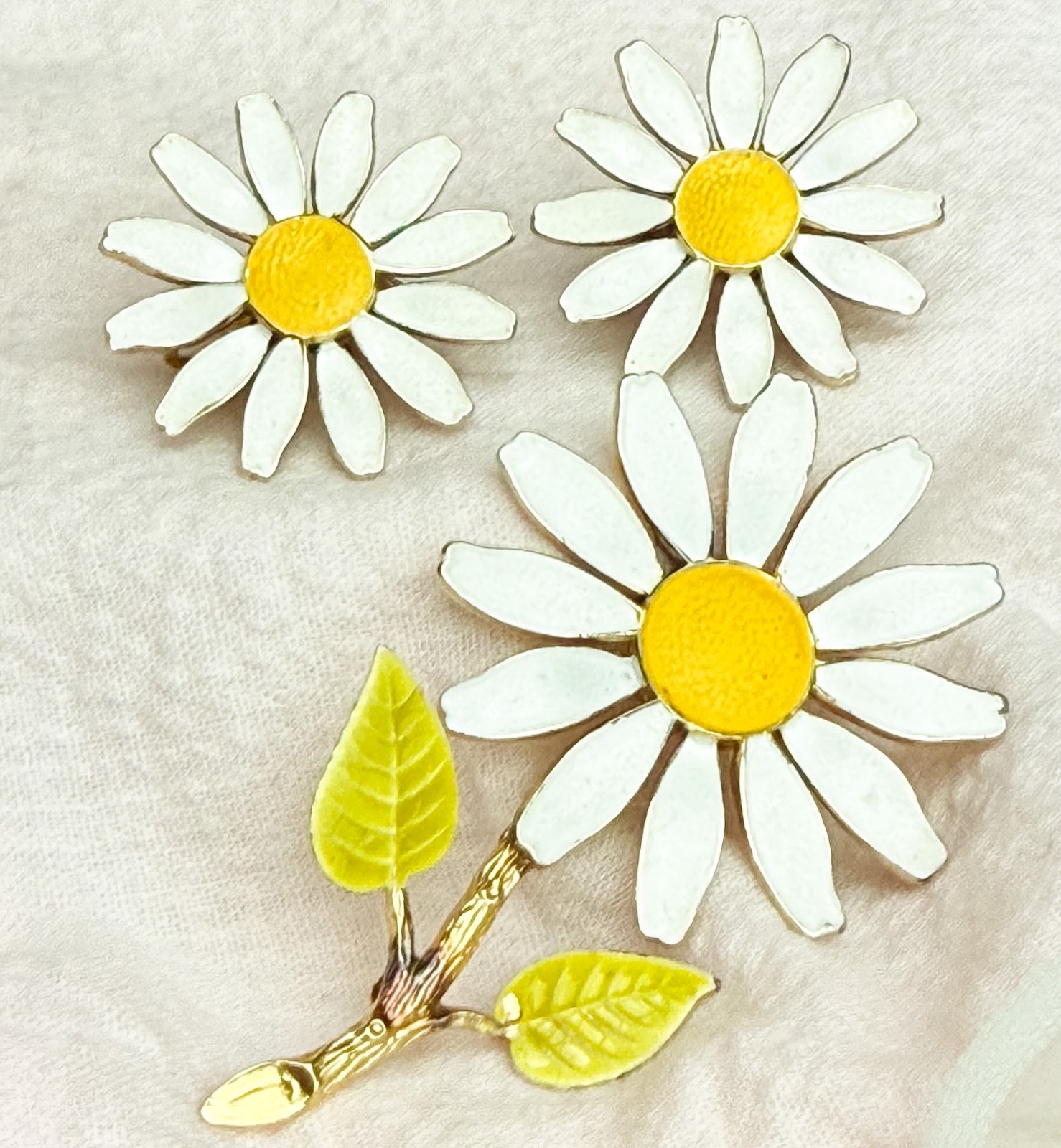 Vintage Accessocraft Gold Tone DAISY Brooch and Adjustable Clip-On Earrings Set