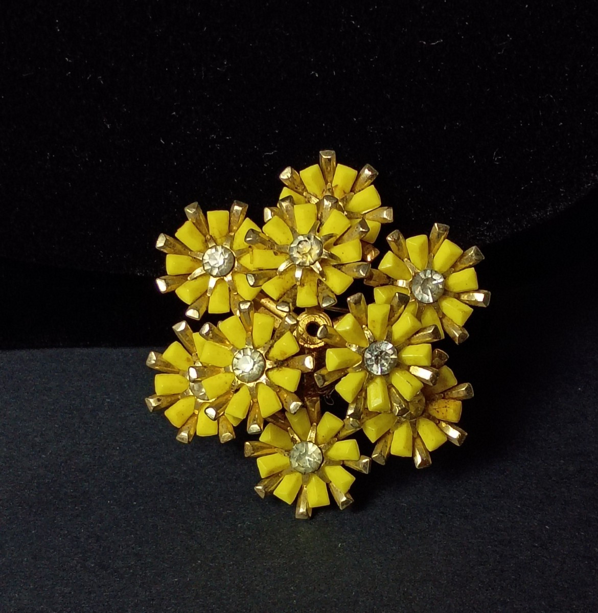 VTG Rhinestone, Metal & Plastic Yellow Daisy Floral Cluster Brooch Signed Coro